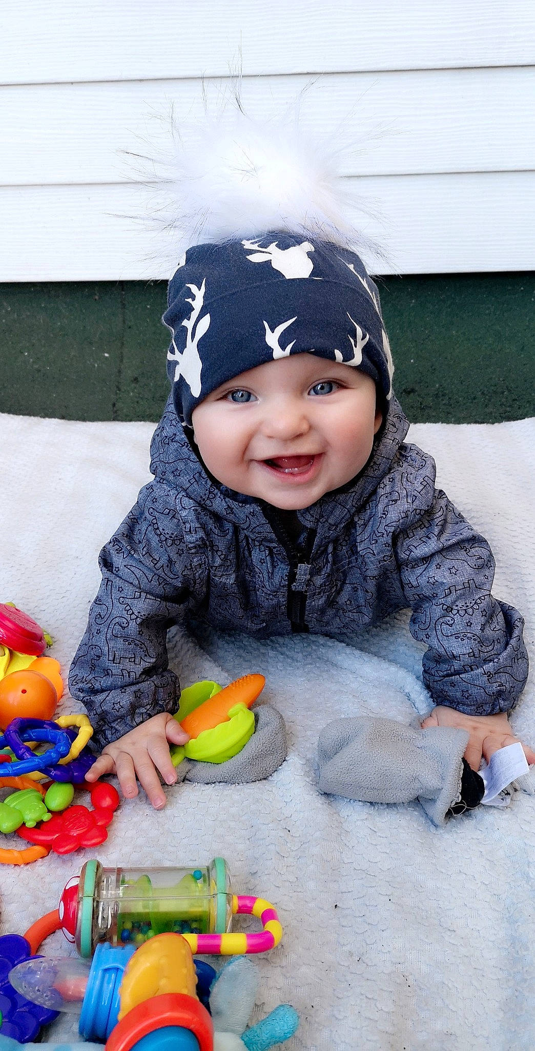 Loghann a rejoint le concours — aidez-le/la à gagner de superbes lots ! baby, beanie, bonnet, child, headgear, headwear, joy, knit_cap, person, play, smile, toddler
