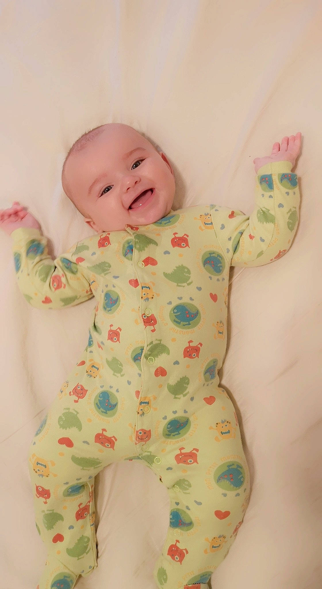 Naythan participe au concours pour gagner de l'argent avec cette photo : baby, baby_laughing, baby_products, baby_toddler_clothing, cheek, child, eye, facial_expression, finger, happy, human_body, laugh, mouth, nightwear, nose, person, pink, sleeve, toddler, tooth