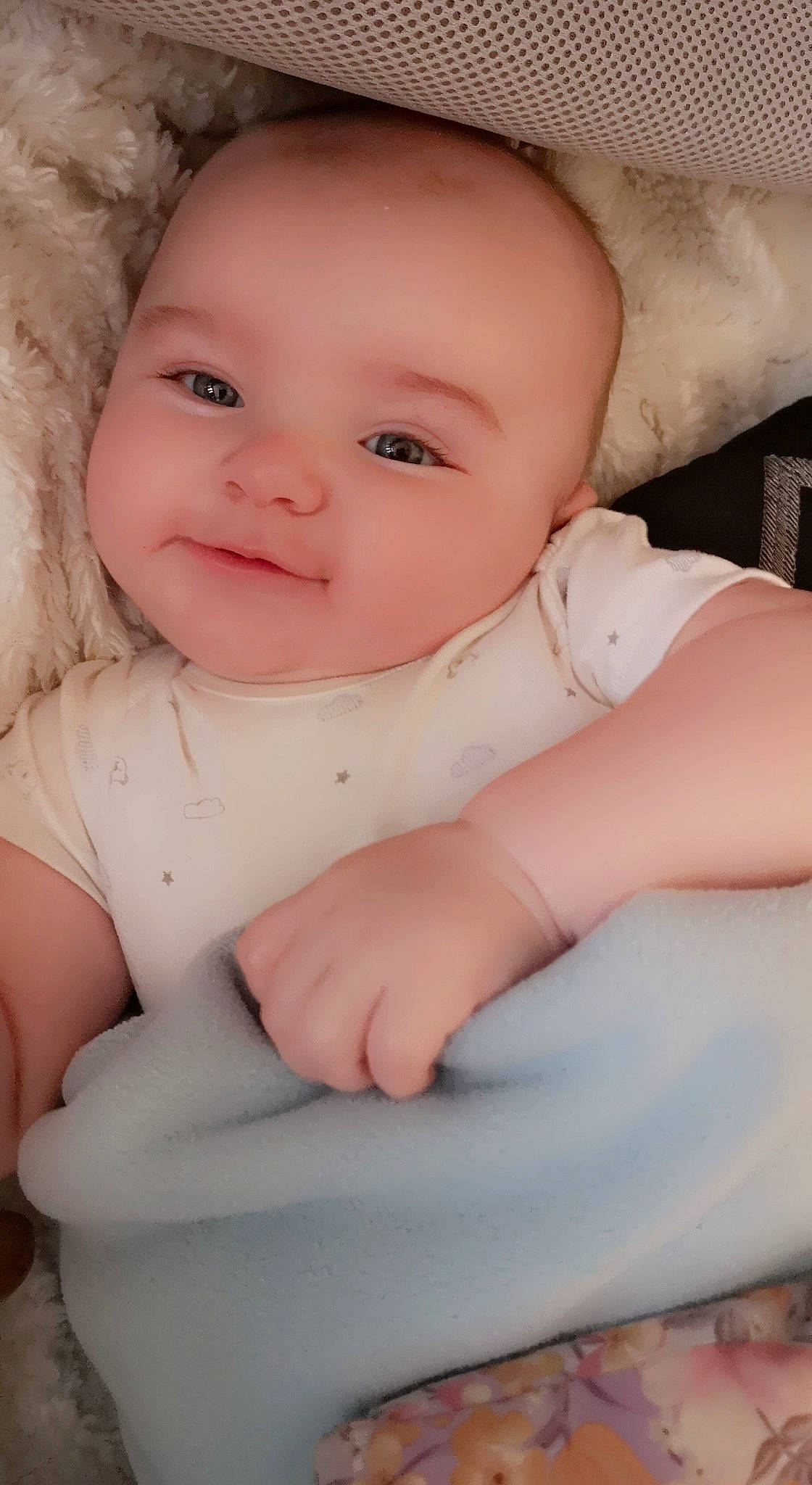 Naythan a rejoint le concours — aidez-le/la à gagner de superbes lots ! baby, baby_products, baby_toddler_clothing, cheek, child, finger, iris, lip, person, skin, stomach, toddler