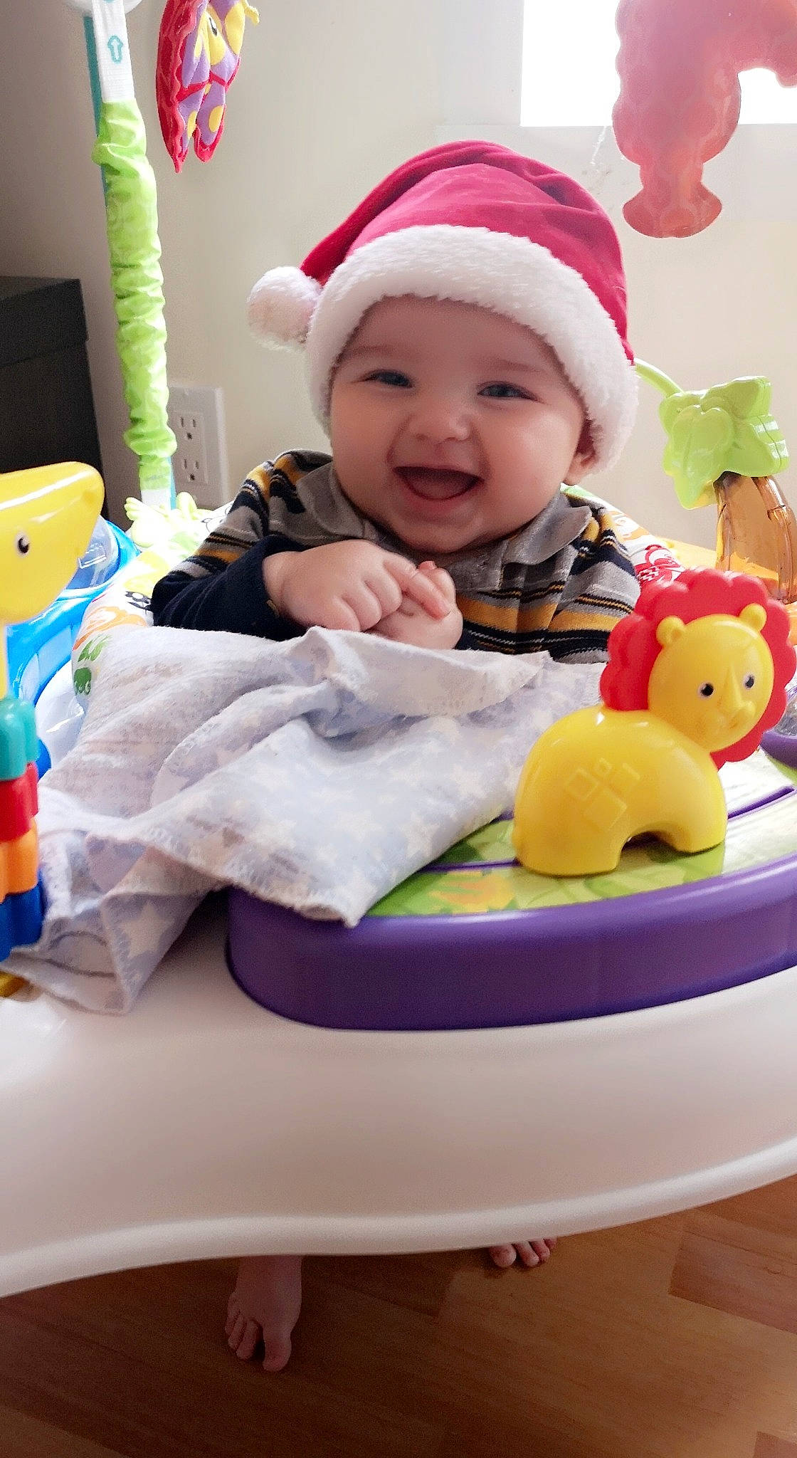 Naythan participe au concours pour gagner de l'argent avec cette photo : baby, baby_playing_with_toys, baby_products, baby_toddler_clothing, baby_toys, bath_toy, bonnet, child, costume_accessory, costume_hat, facial_expression, fictional_character, happy, headwear, laugh, person, plastic, plush, product, rubber_ducky