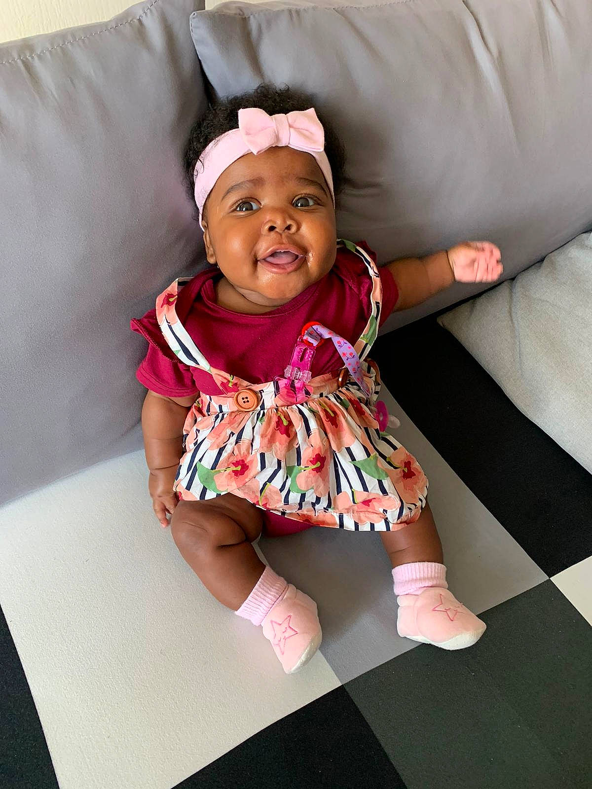 Johanna participe au concours pour gagner de l'argent avec cette photo : arm, baby, child, ear, facial_expression, happy, head, headgear, headwear, person, photography, pink, sitting, smile, t_shirt, textile, toddler