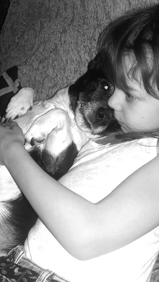 Diabolo a rejoint le concours — aidez-le/la à gagner de superbes lots ! arm, black_and_white, canidae, child, ear, eye, hug, monochrome, monochrome_photography, muscle, neck, photograph, photography, snapshot