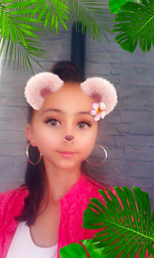 Estelle participe au concours pour gagner de l'argent avec cette photo : barbie, black_hair, brown_hair, child_model, doll, ear, flower, girl, hair_accessory, hair_coloring, human_hair_color, person, pink, skin