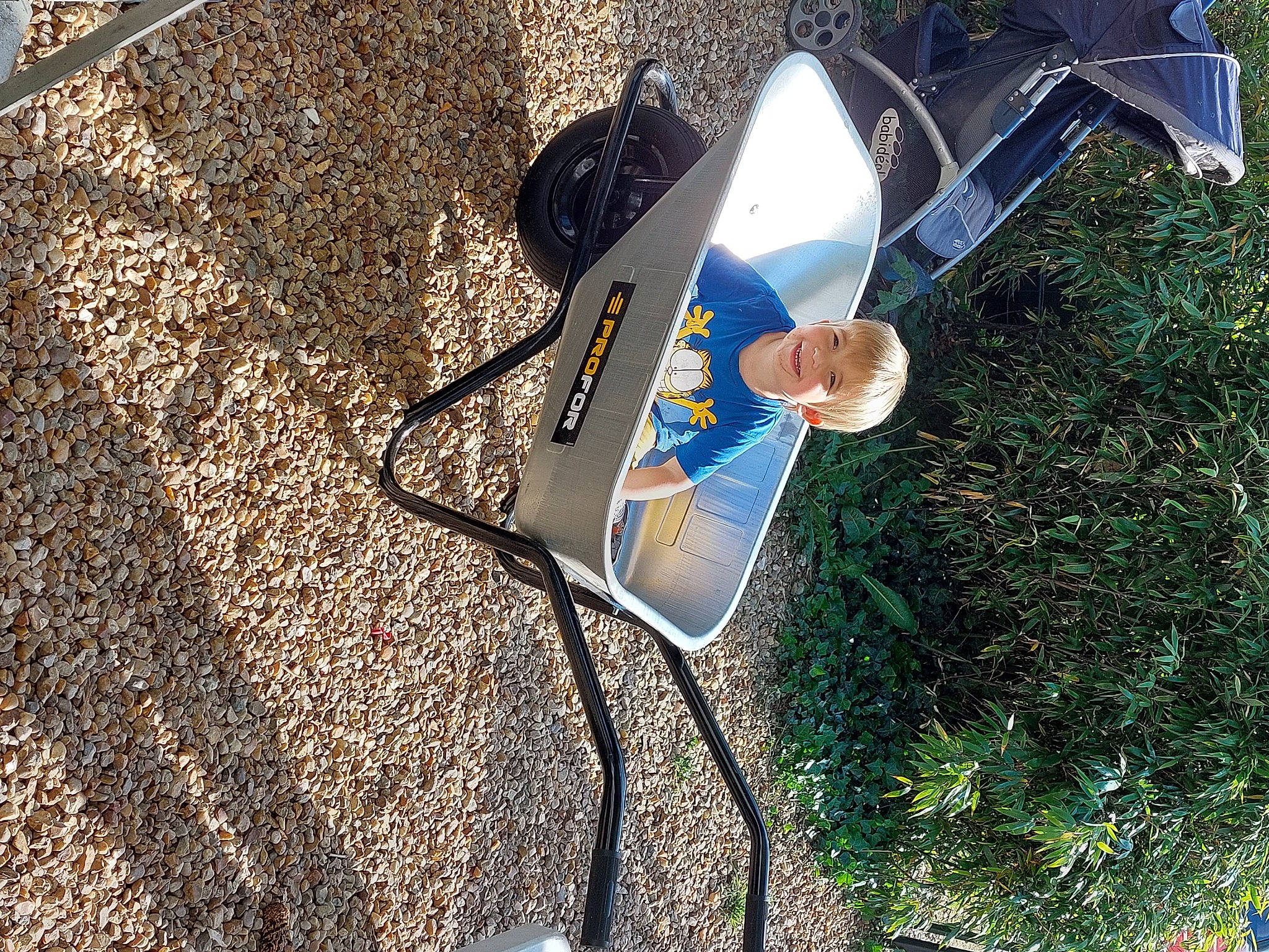 Lilyan participe au concours pour gagner de l'argent avec cette photo : asphalt, automotive_exterior, communication_device, concrete, electric_blue, gadget, gas, glass, grass, joy, landscape, light_fixture, person, plant, public_utility, road, road_surface, shadow, sidewalk, soil