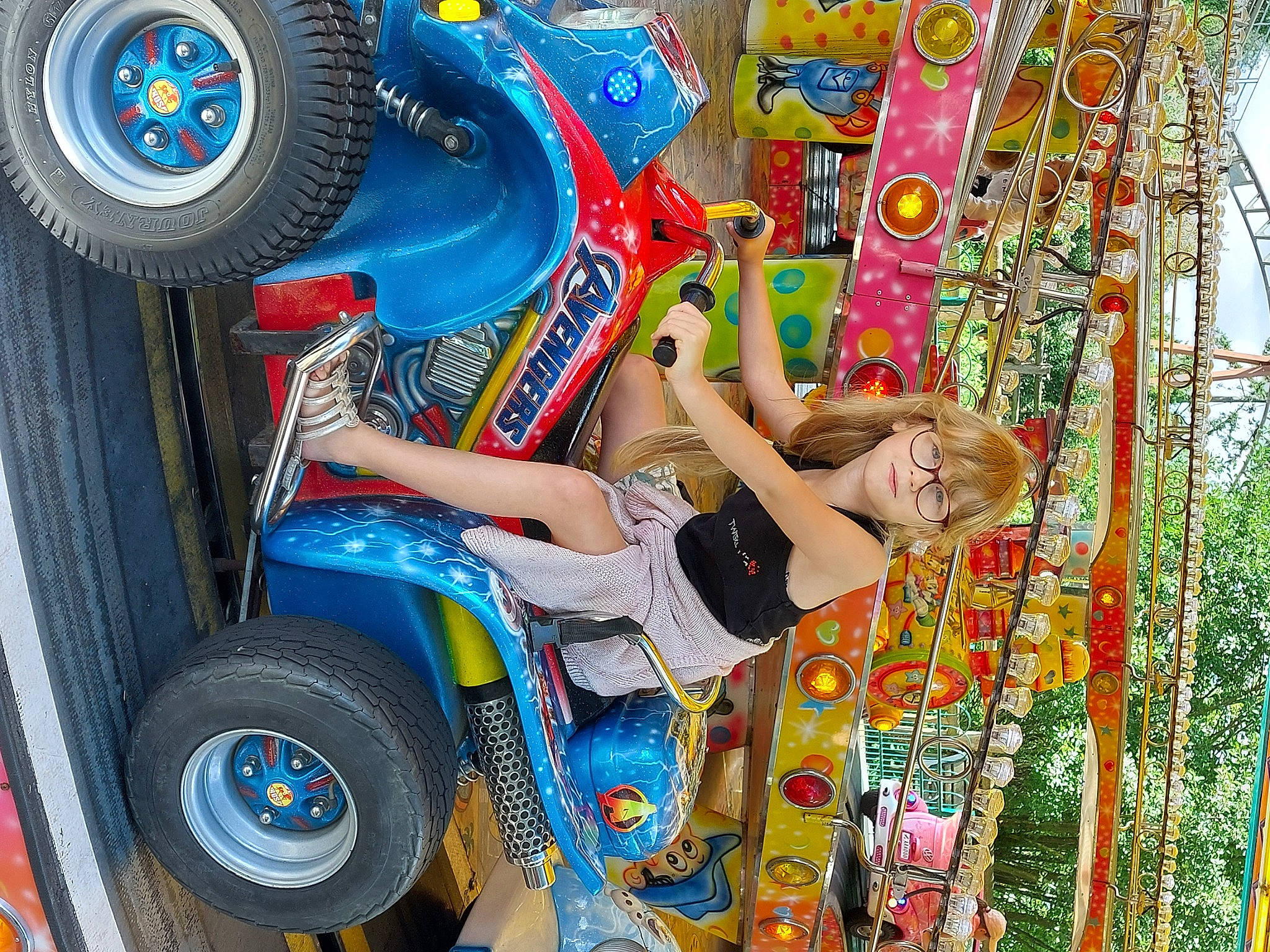 Shainess a rejoint le concours — aidez-le/la à gagner de superbes lots ! auto_part, automotive_design, automotive_exterior, automotive_tire, automotive_wheel_system, bumper, car, fender, fun, hat, leisure, motor_vehicle, person, rim, shorts, synthetic_rubber, tire, tire_care, tread, vehicle