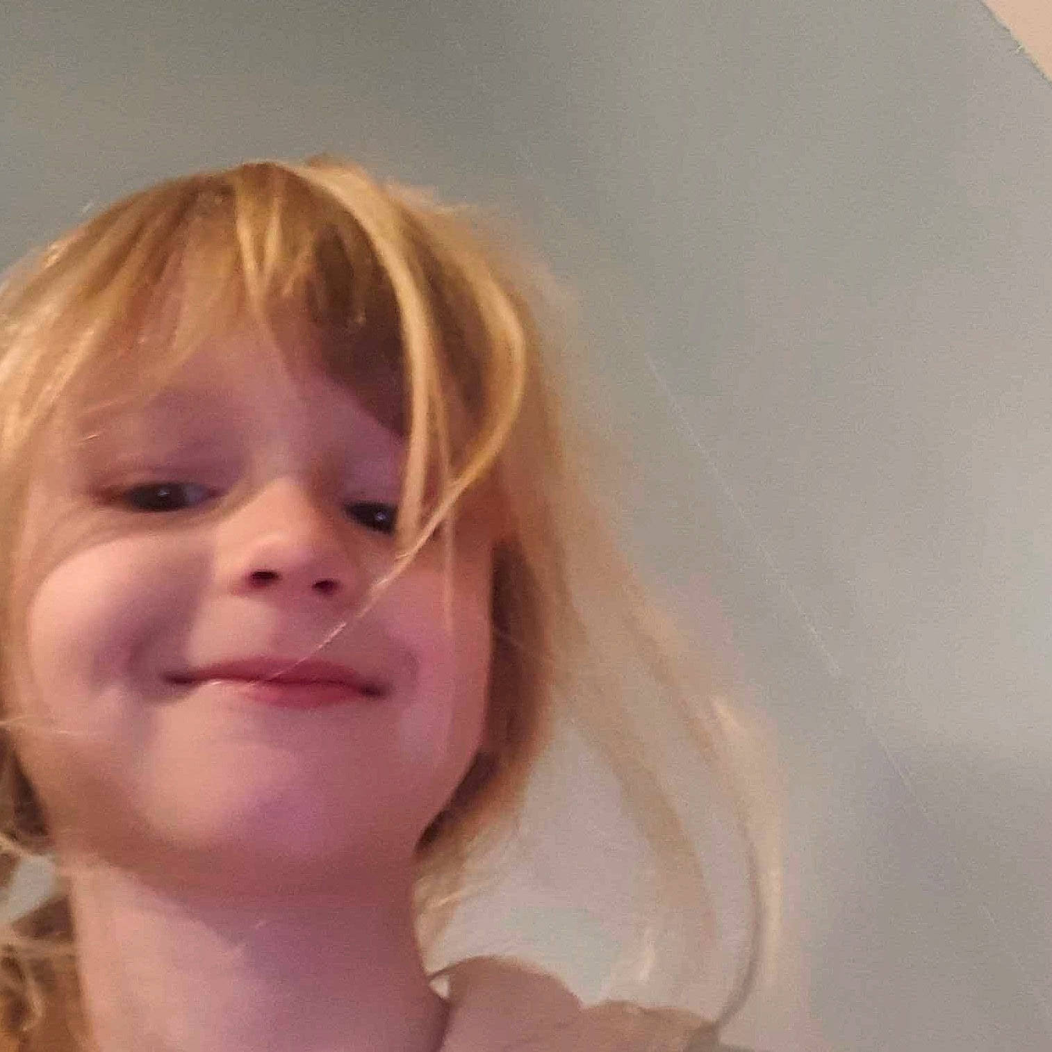 Shainess a rejoint le concours — aidez-le/la à gagner de superbes lots ! bangs, bathing, bridal_accessory, brown_hair, cheek, comfort, ear, eyelash, fashion_accessory, gesture, happy, headpiece, jaw, joy, layered_hair, lip, nose, person, selfie, smile