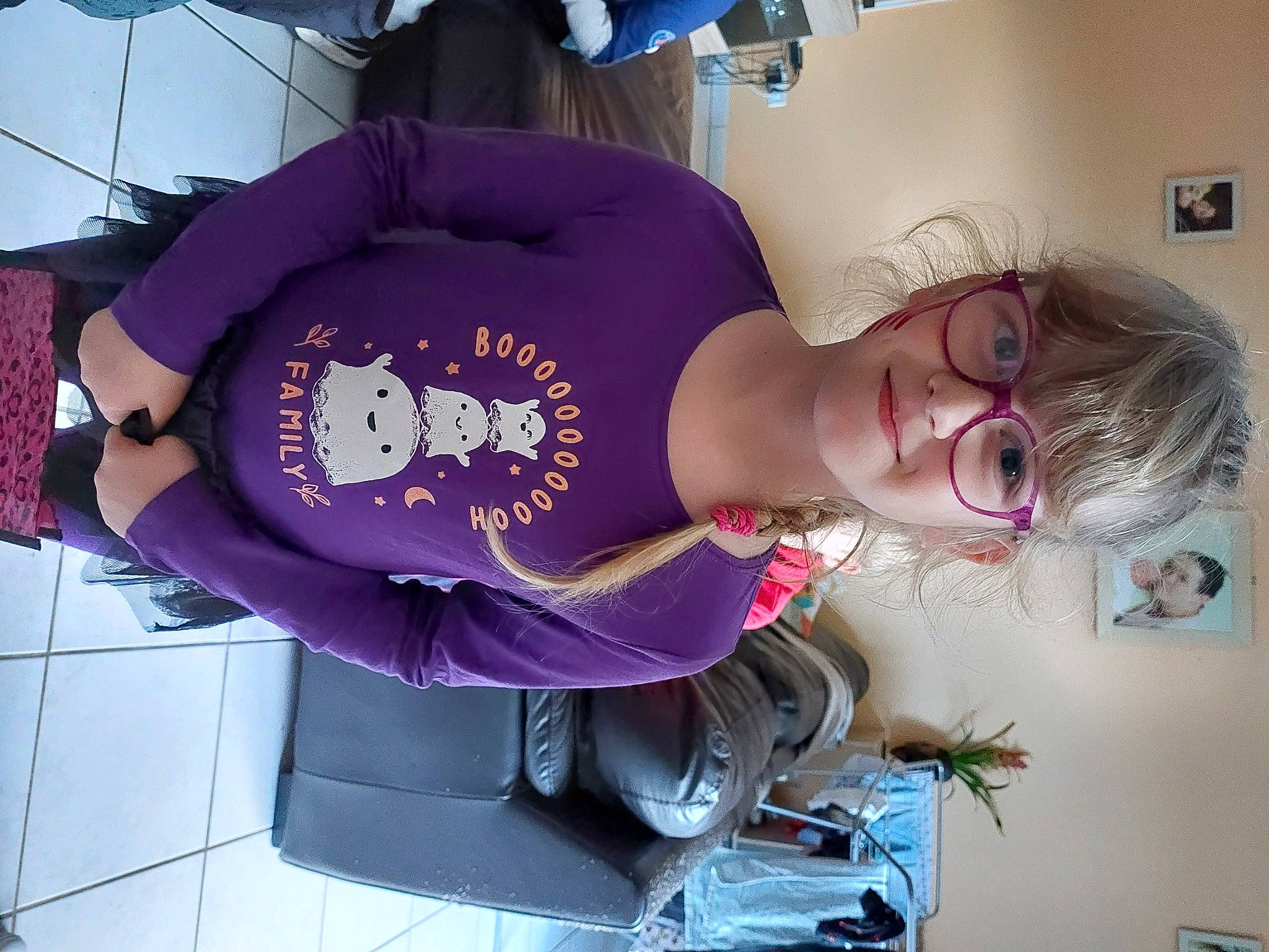 Shainess a rejoint le concours — aidez-le/la à gagner de superbes lots ! abdomen, cool, elbow, eyewear, fun, hat, human_leg, joy, knee, magenta, person, purple, room, shoulder, sleeve, smile, t_shirt, thigh, violet, waist