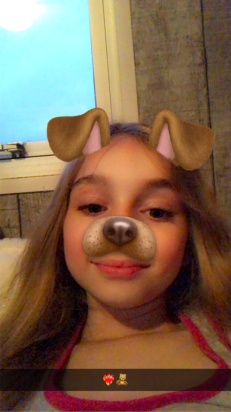 Thifaine participe au concours pour gagner de l'argent avec cette photo : blond, brown_hair, cheek, ear, eyebrow, eyelash, eyewear, fawn, fun, happy, headwear, iris, jaw, joy, lip, lipstick, long_hair, mouth, nose, person