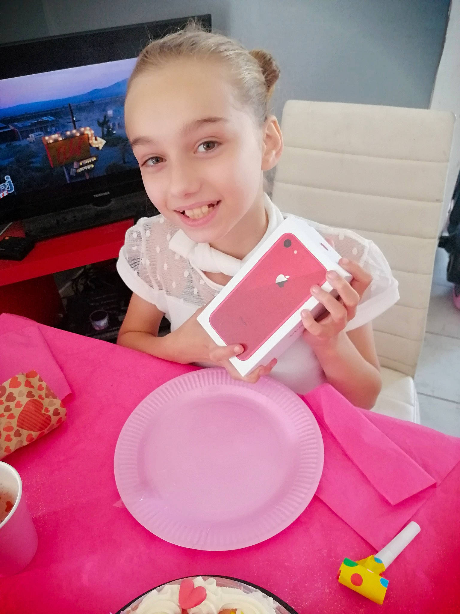 Thifaine participe au concours pour gagner de l'argent avec cette photo : chair, child, coffee_cup, cup, dishware, drinkware, event, food, fun, gadget, joy, magenta, person, pink, plate, porcelain, serveware, smile, sweetness, table