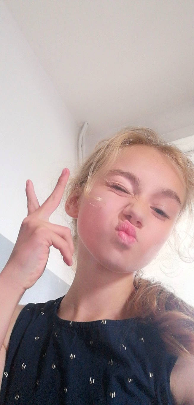 Thifaine a rejoint le concours — aidez-le/la à gagner de superbes lots ! cheek, chin, ear, eye, eyelash, face, finger, forehead, gesture, hair, hand, head, jaw, lip, mouth, neck, nose, person, shoulder, skin