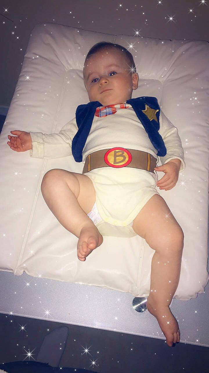 Diégo participe au concours pour gagner de l'argent avec cette photo : abdomen, arm, baby, cheek, child, eye, fun, human_leg, leg, person, sitting, skin, smile, space, thigh, toddler, white