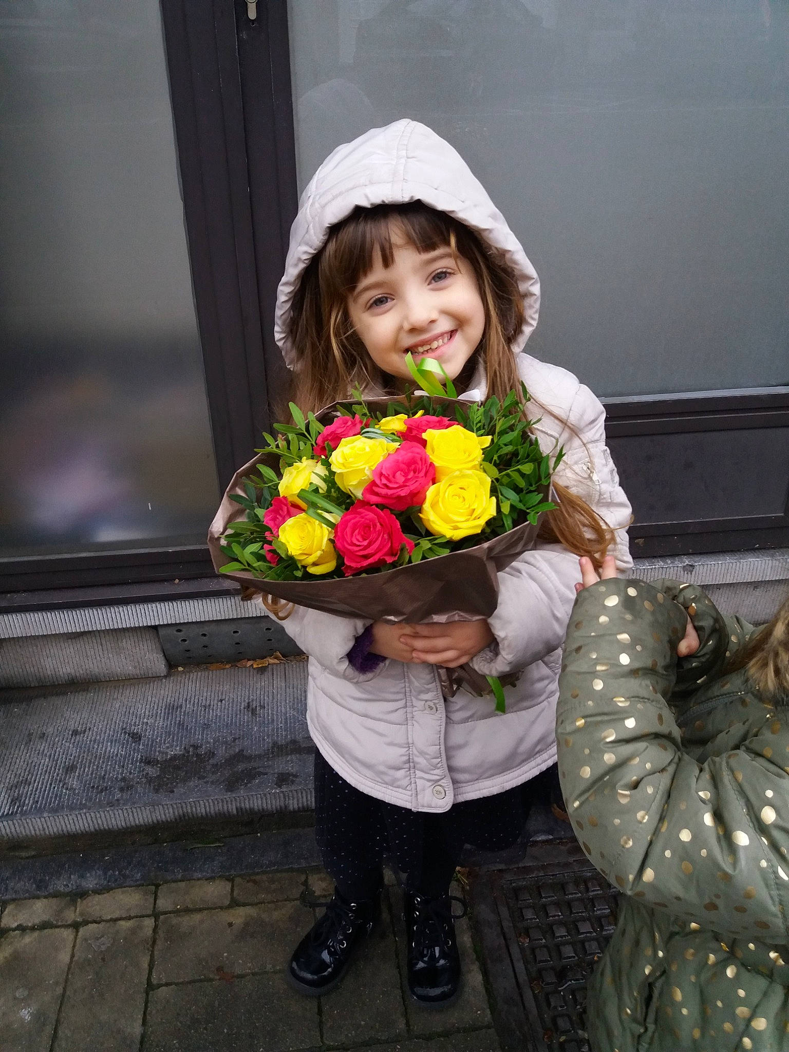 Oceane participe au concours pour gagner de l'argent avec cette photo : child, costume, fashion_accessory, floral_design, floristry, flower, flower_arranging, flower_bouquet, fun, girl, joy, person, plant, product, smile