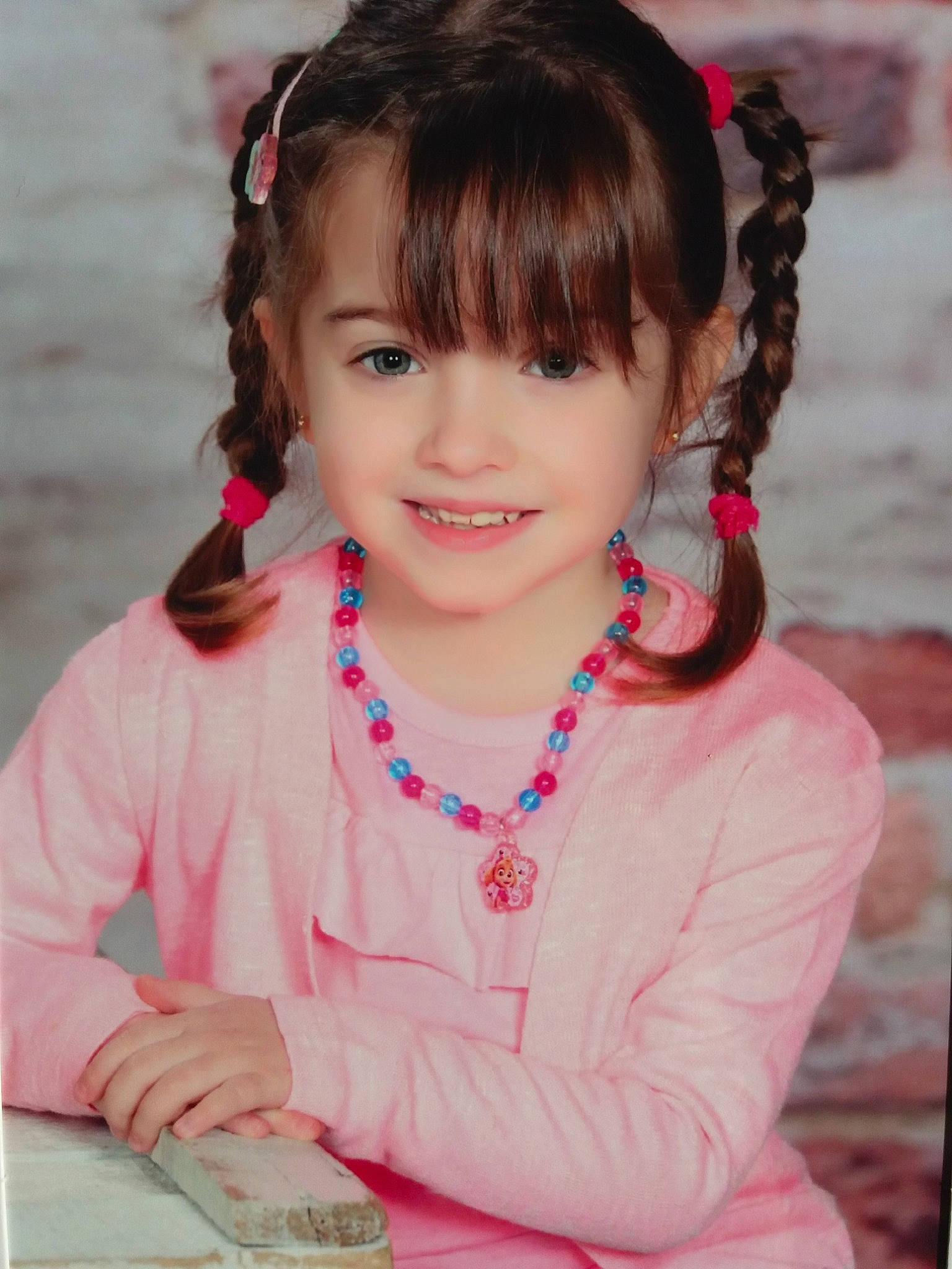 Oceane a rejoint le concours — aidez-le/la à gagner de superbes lots ! beauty, brown_hair, cheek, child, child_model, girl, hair_accessory, hairstyle, joy, long_hair, person, pink, portrait, portrait_photography, skin, smile, toddler