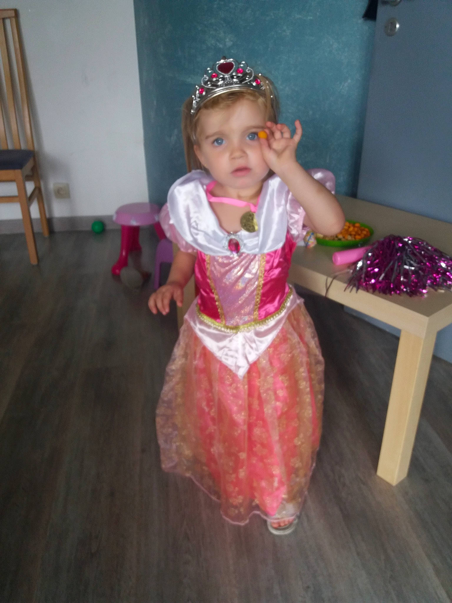 Sidney a rejoint le concours — aidez-le/la à gagner de superbes lots ! child, costume, day, dress, flooring, fun, girl, hair_accessory, infant, magenta, person, pink, skin, textile, toddler