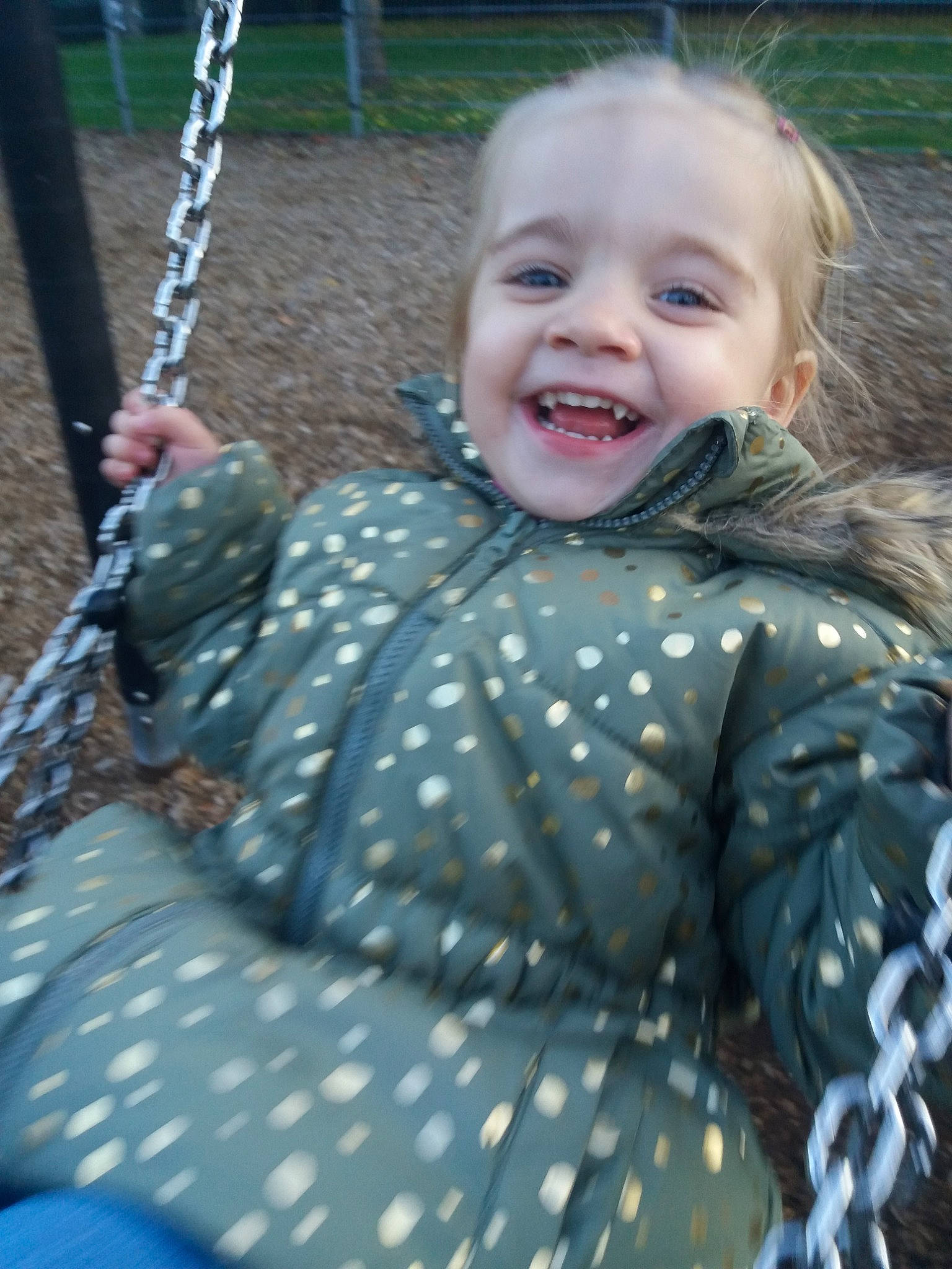 Sidney a rejoint le concours — aidez-le/la à gagner de superbes lots ! child, facial_expression, fun, girl, grass, happiness, head, infant, joy, laughter, person, play, recreation, skin, smile, toddler, vacation, water, winter