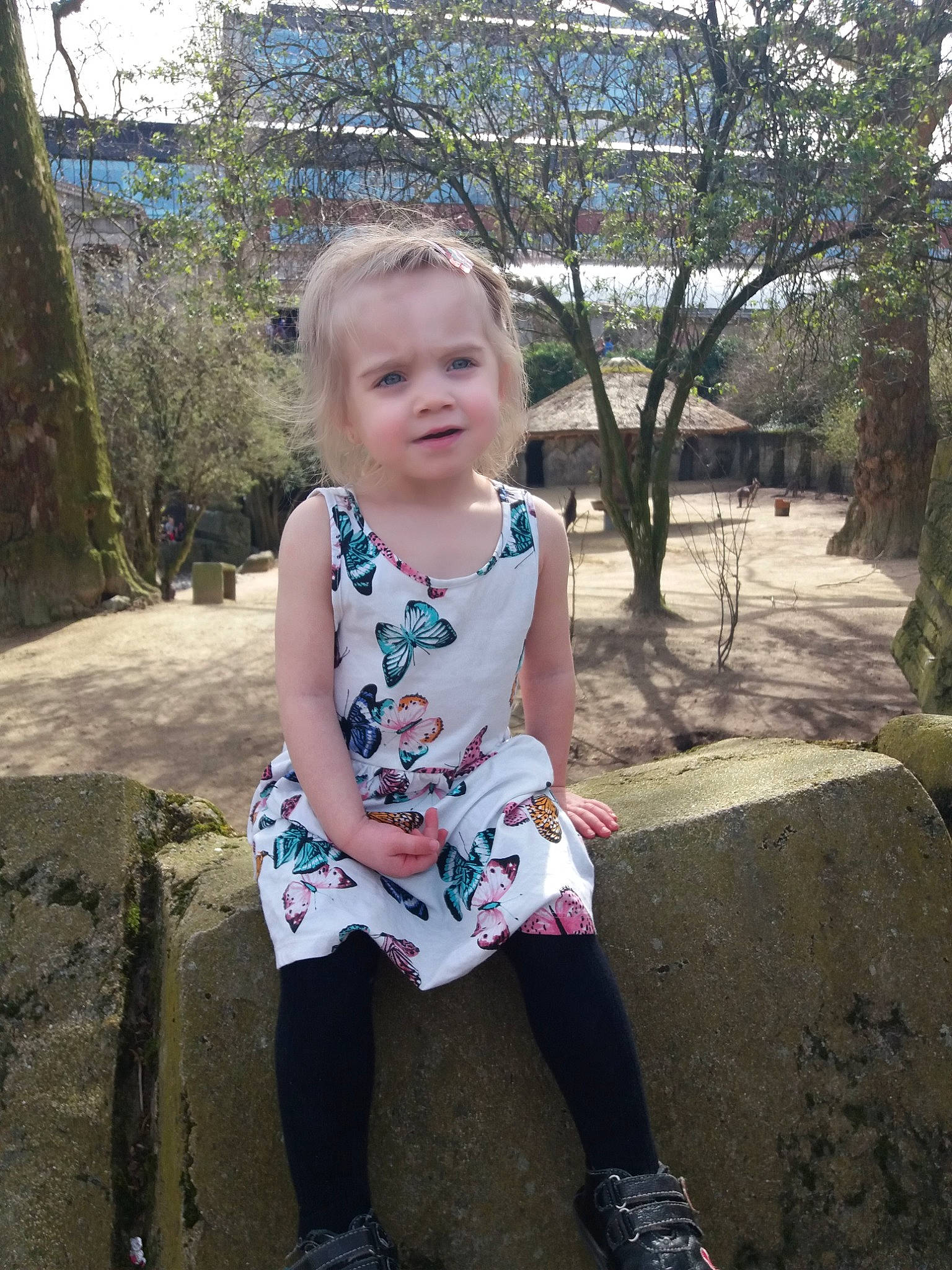 Sidney a rejoint le concours — aidez-le/la à gagner de superbes lots ! child, clothing, cool, day, fun, girl, hair, human_hair_color, pattern, person, pink, plant, recreation, sitting, skin, smile, snapshot, toddler, tree, trunk