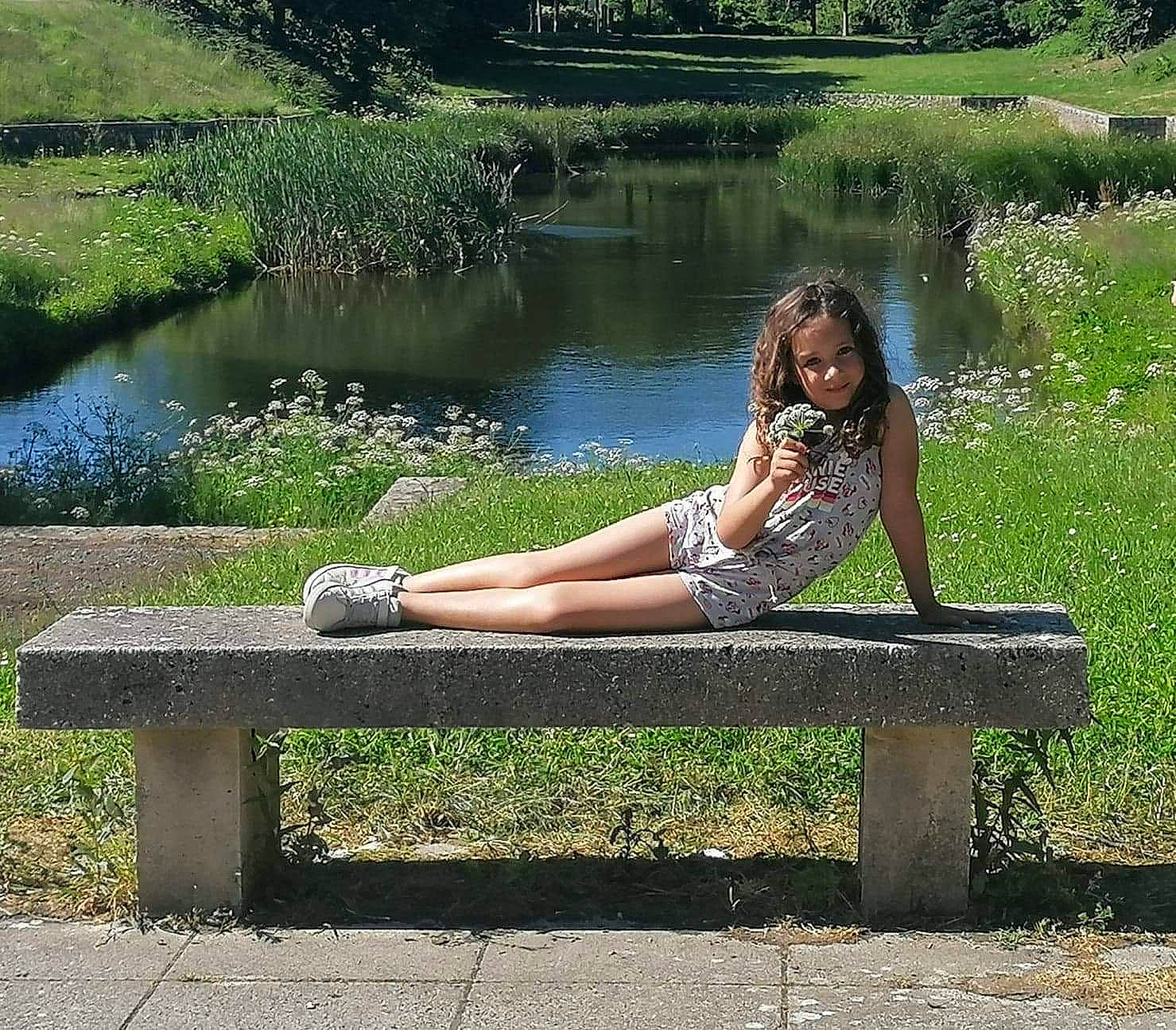 Naïssa a rejoint le concours — aidez-le/la à gagner de superbes lots ! bank, beauty, bench, botany, furniture, grass, human_leg, leg, leisure, outdoor_bench, outdoor_furniture, people_in_nature, person, photography, plant, sitting, summer, table, thigh, tree