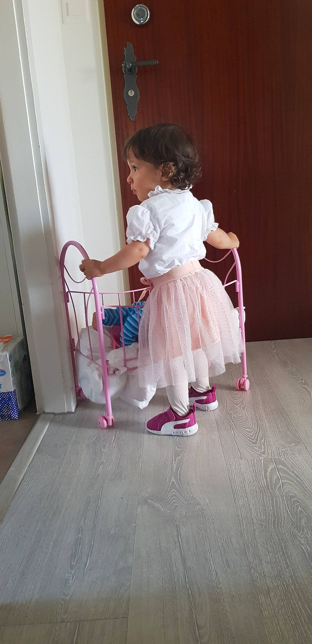 Evinha a rejoint le concours — aidez-le/la à gagner de superbes lots ! child, costume, dress, floor, flooring, leg, person, pink, product, shoulder, toddler