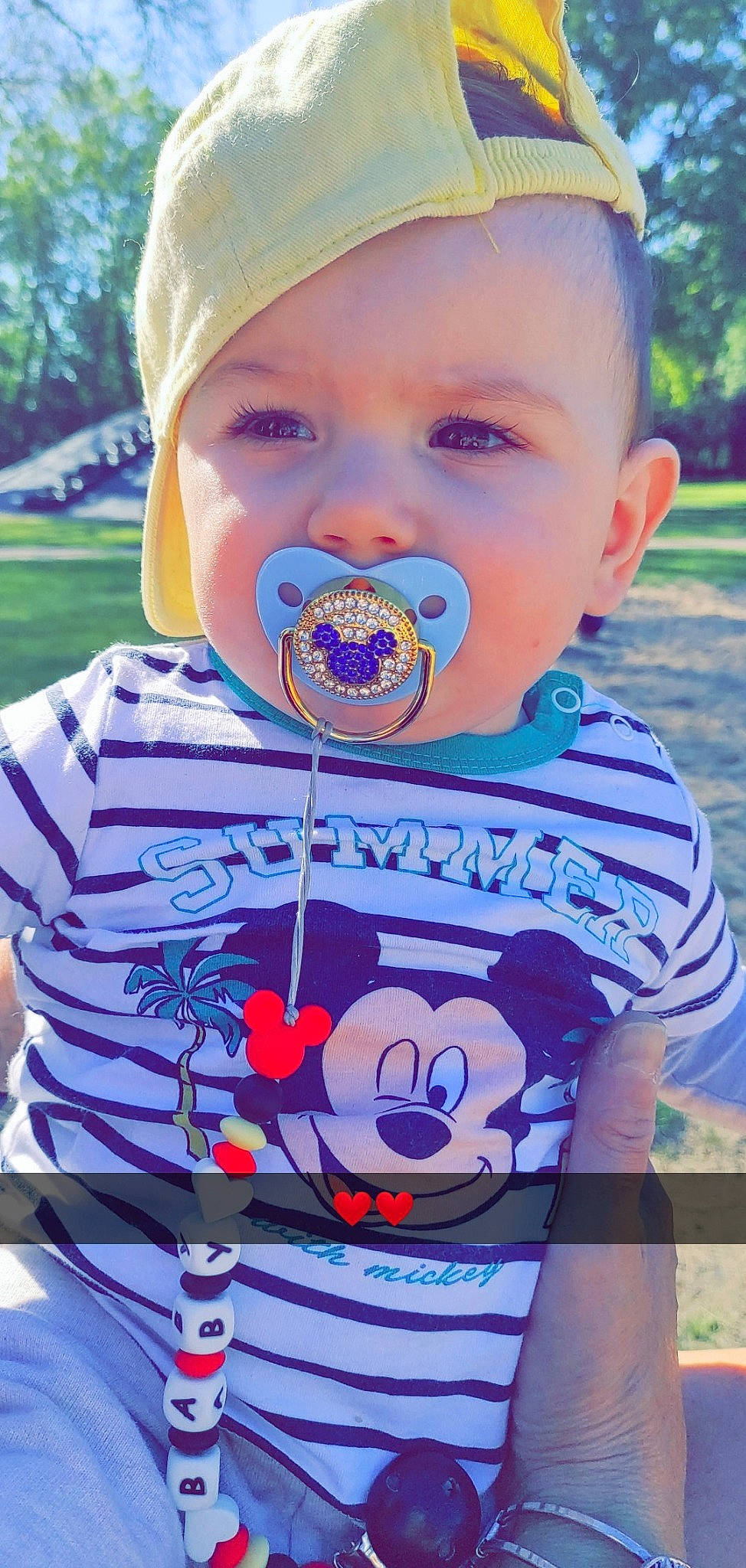 Gino a rejoint le concours — aidez-le/la à gagner de superbes lots ! baby, baby_toddler_clothing, cheek, child, cool, face, facial_expression, fun, grass, happy, lip, mouth, nose, person, photograph, pink, plant, sleeve, summer, t_shirt