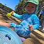 Maïlo participe au concours pour gagner de l'argent avec cette photo : blue_outfit, blue_sky, child, daylight, dirt, green_hat, leisure, nature, outdoor, park, person, play, recreation, sand, summer_clothing, sunhat, sunlight, toddler, toy_shovel, trees