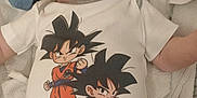 Maïlo a rejoint le concours — aidez-le/la à gagner de superbes lots ! baby, infant, child, onesie, anime, cartoon, blanket, clothing, cute, face, portrait, soft, lying_down, hands, text, graphic_tshirt, brown_pants, indoor, relaxed, expression