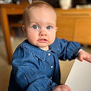 Alma a rejoint le concours — aidez-le/la à gagner de superbes lots ! baby, infant, child, portrait, blue_eyes, denim_shirt, clothing, hand, table, furniture, wooden_furniture, indoor, shallow_depth_of_field, bokeh, close_up, curious_expression, cheeks, high_resolution, holding_table, adorable