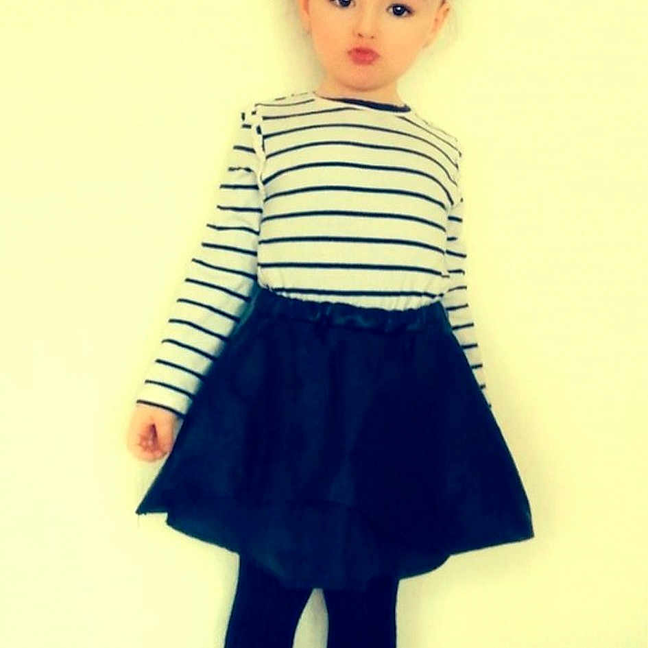 Jade a rejoint le concours — aidez-le/la à gagner de superbes lots ! arm, baby_toddler_clothing, day_dress, eye, face, fashion_design, gesture, head, human_body, joint, knee, neck, shoulder, sleeve, standing, t_shirt, thigh, toddler, trunk, waist