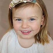 Margot a rejoint le concours — aidez-le/la à gagner de superbes lots ! child, toddler, girl, smiling, blue_eyes, headband, floral_headband, white_dress, portrait, face, happy, cute, young_child, blonde_hair, short_hair, indoor, soft_lighting, closeup, person, innocence