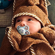 Sandro a rejoint le concours — aidez-le/la à gagner de superbes lots ! animal_print, baby, blanket, child, closeup, colorful, comfort, cute, face, hood, indoors, infant, pacifier, plush, portrait, resting, sleepy, soft, towel, toy