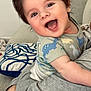 Sandro a rejoint le concours — aidez-le/la à gagner de superbes lots ! arm, baby, child, clothing, couch, cute, dinosaur_shirt, eyes, face, hair, hand, happy, holding, hug, indoor, infant, mouth, person, pillow, smiling
