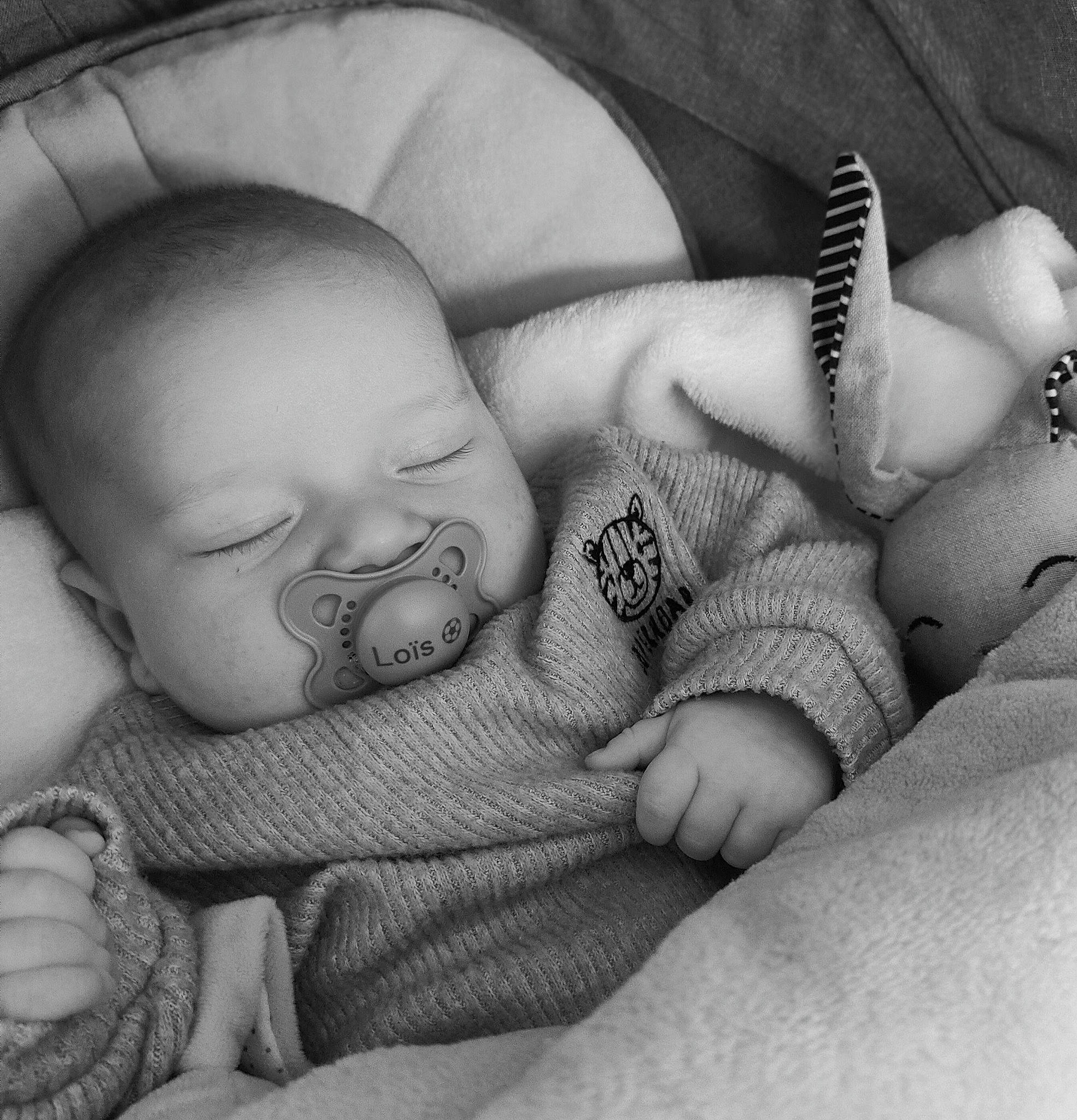 Loïs participe au concours pour gagner de l'argent avec cette photo : arm, baby, baby_sleeping, comfort, eye, finger, gesture, hand, head, human, human_body, leg, monochrome, mouth, nose, organ, people, person, product, skin