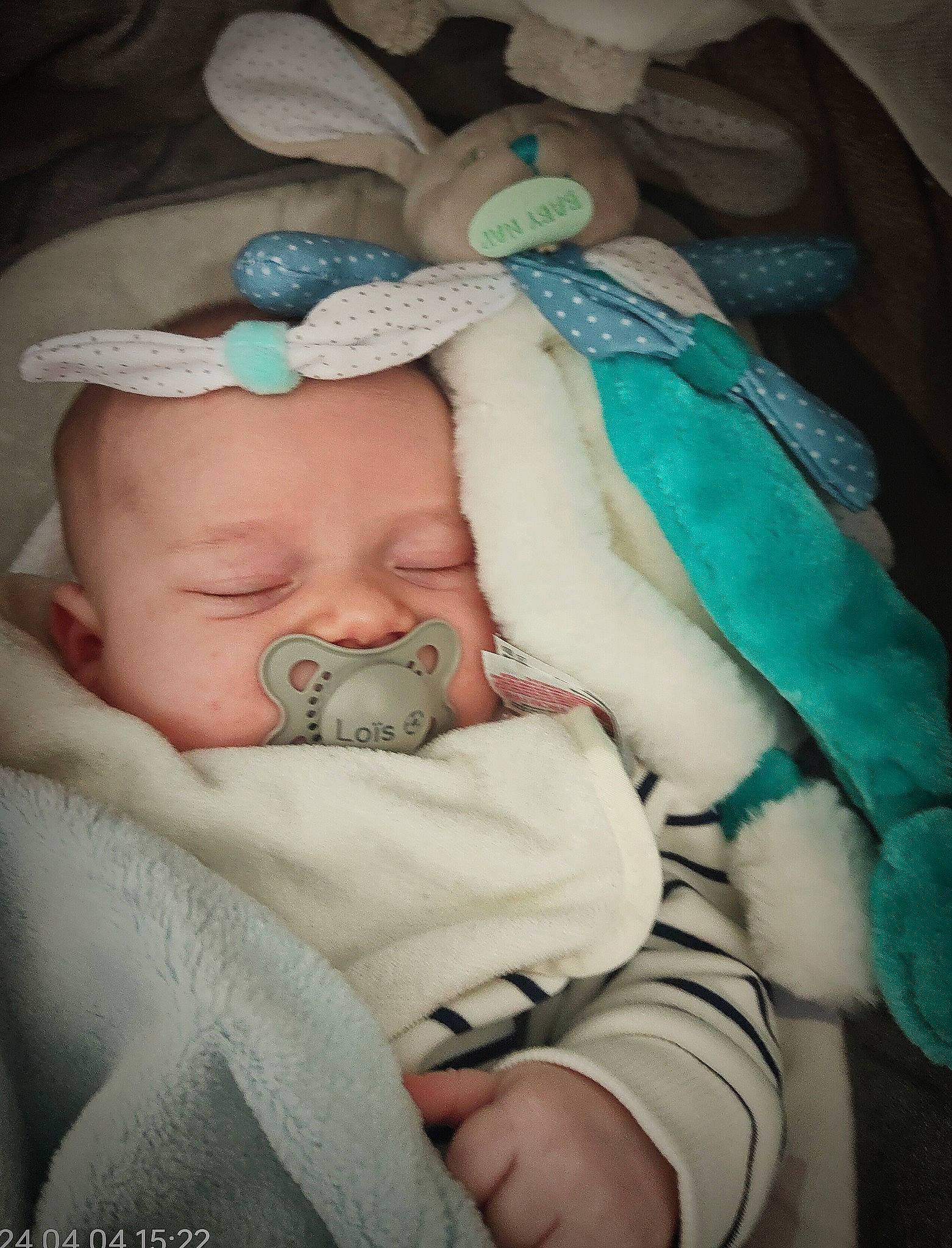 Loïs a rejoint le concours — aidez-le/la à gagner de superbes lots ! baby, baby_products, baby_sleeping, baby_toddler_clothing, bedtime, cheek, child, comfort, eye, hand, iris, linens, mouth, nap, person, room, skin, sleep, textile, thumb