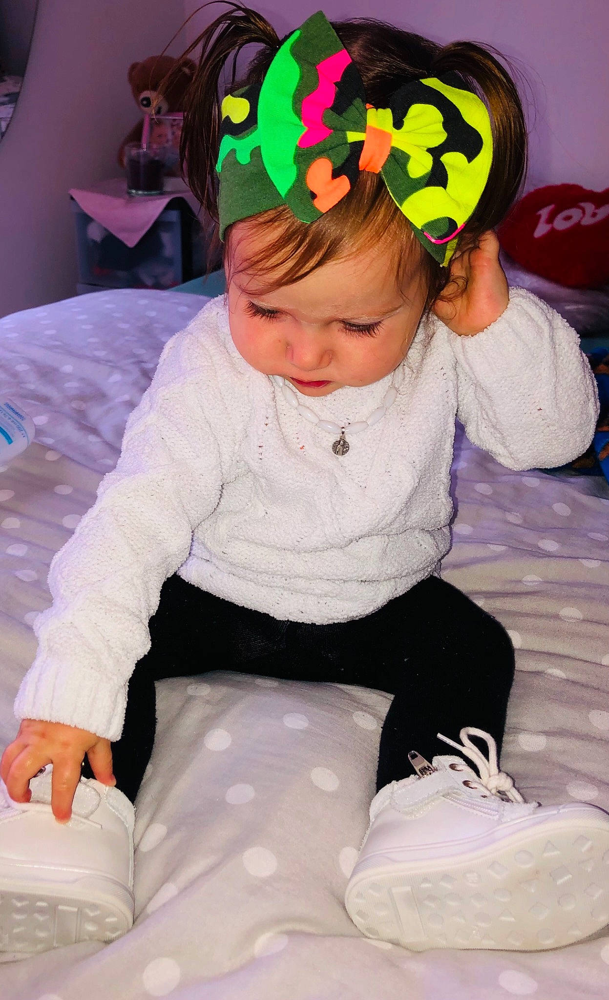 Mylana participe au concours pour gagner de l'argent avec cette photo : baby, child, costume, fun, hair_accessory, headband, headgear, person, play, sitting, toddler