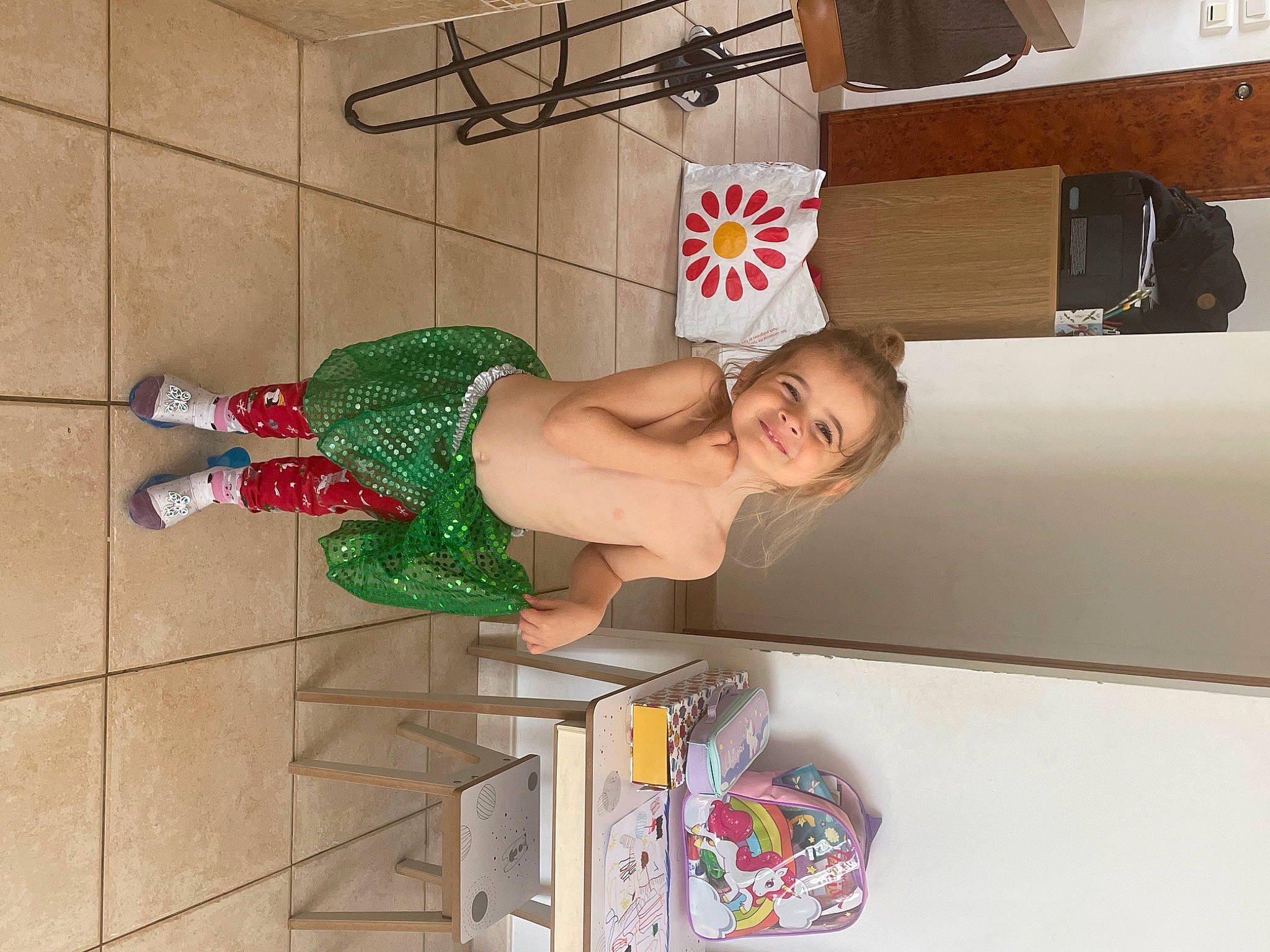 Valentina participe au concours pour gagner de l'argent avec cette photo : balance, child, cleanliness, comfort, elbow, flooring, foot, fun, human_leg, joy, knee, leg, person, room, sandal, shorts, smile, thigh, toddler, wood