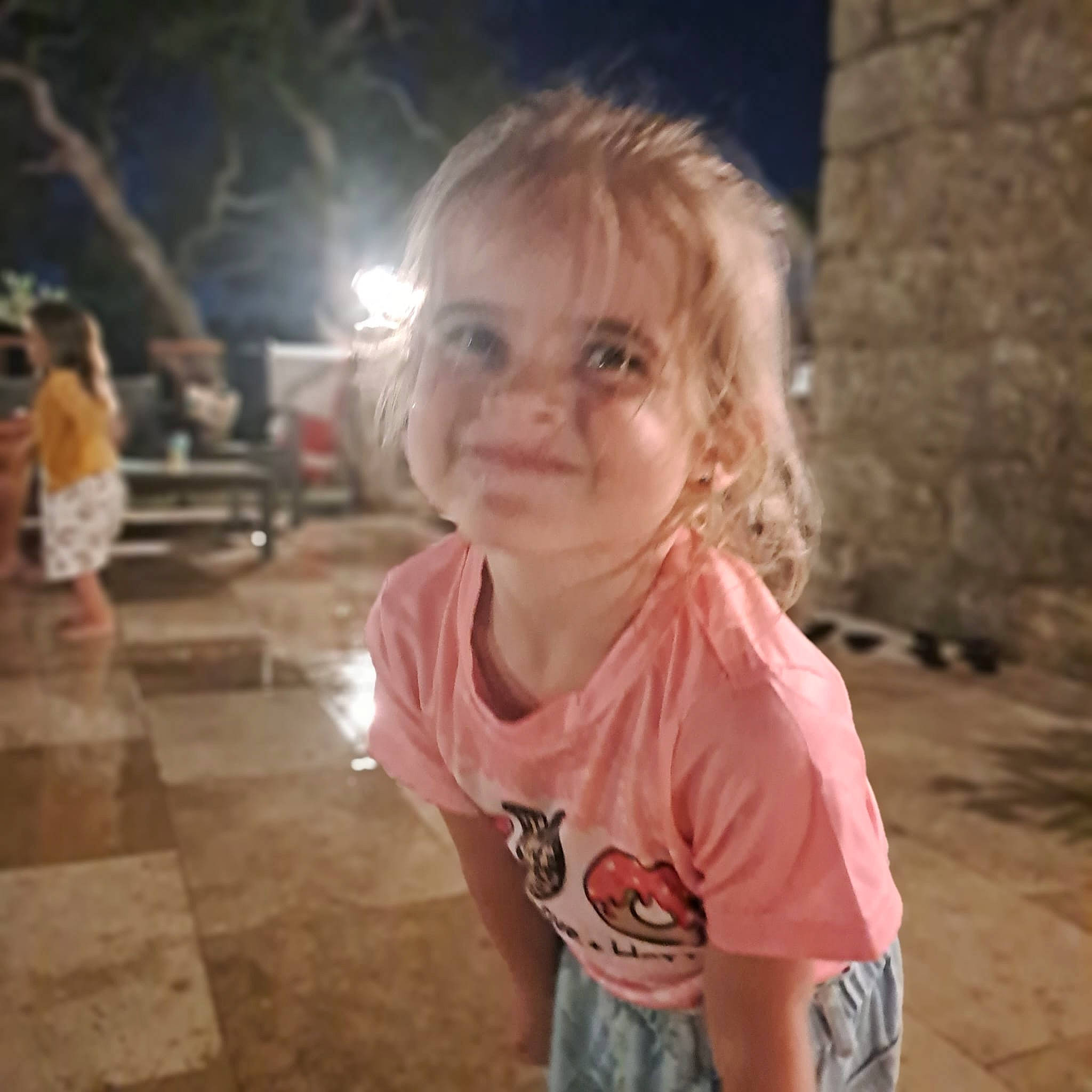 Valentina participe au concours pour gagner de l'argent avec cette photo : blond, child, chin, cloud, cool, fun, grass, happy, iris, joy, landscape, leisure, nose, person, recreation, sitting, sleeve, smile, t_shirt, toddler