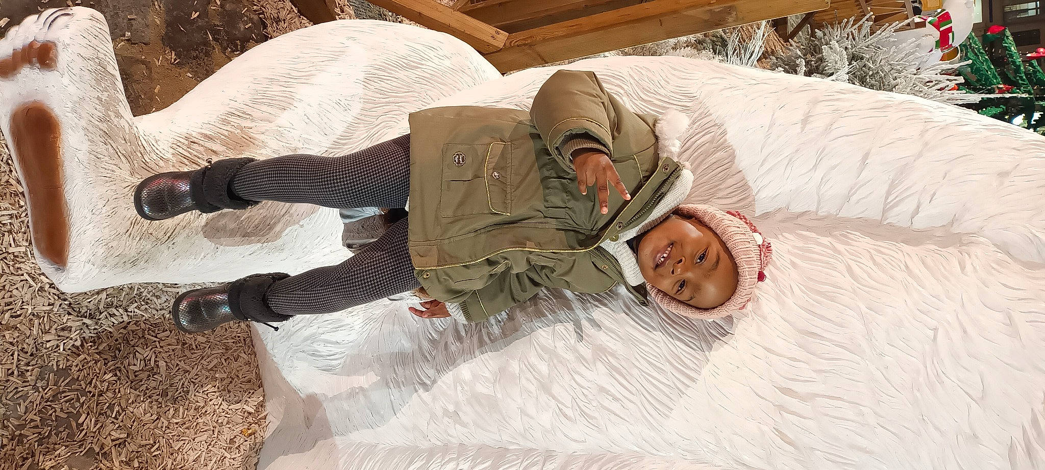 Aïssa a rejoint le concours — aidez-le/la à gagner de superbes lots ! bed, bedding, bedtime, blanket, carmine, comfort, fur, joy, linens, nap, person, sleep, snow, winter, wood