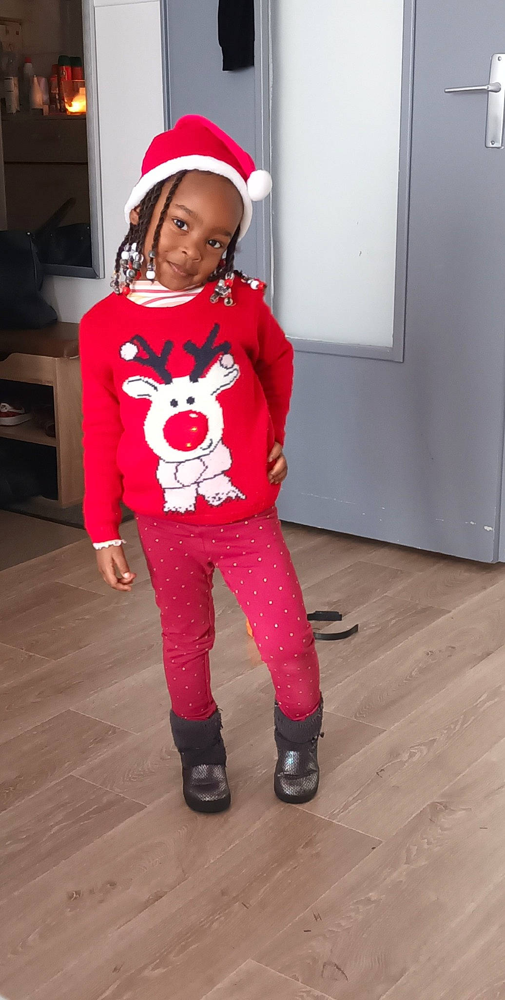 Aïssa participe au concours pour gagner de l'argent avec cette photo : baby_toddler_clothing, cap, carmine, child, costume_hat, event, fictional_character, floor, flooring, fun, fur, hat, headgear, human_body, joy, knee, person, santa_claus, sleeve, sportswear