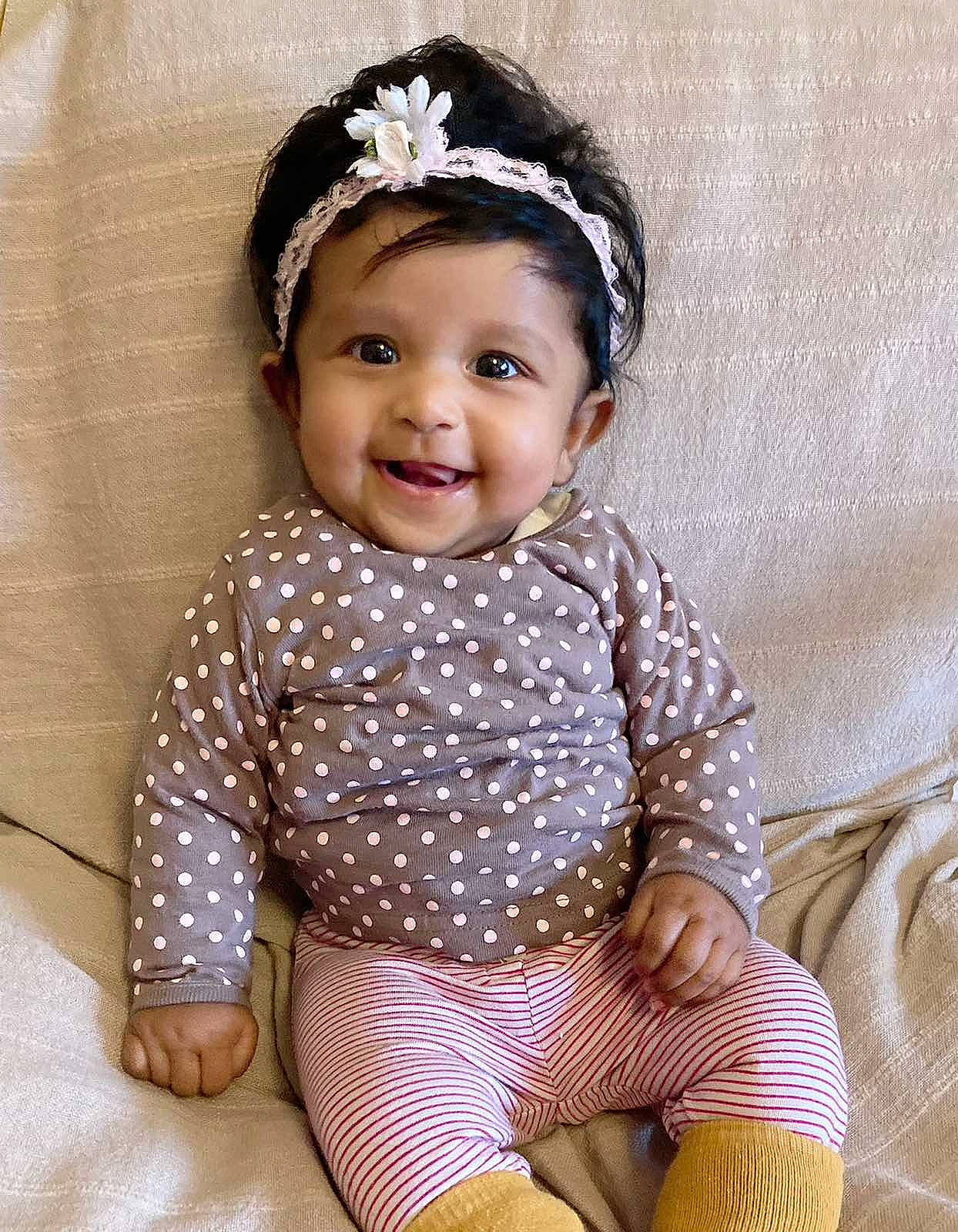 Hanael a rejoint le concours — aidez-le/la à gagner de superbes lots ! baby, baby_toddler_clothing, bonnet, cheek, child, child_model, costume_accessory, embellishment, facial_expression, hair_accessory, headband, headgear, headpiece, headwear, joy, mouth, nose, pattern, person, sitting