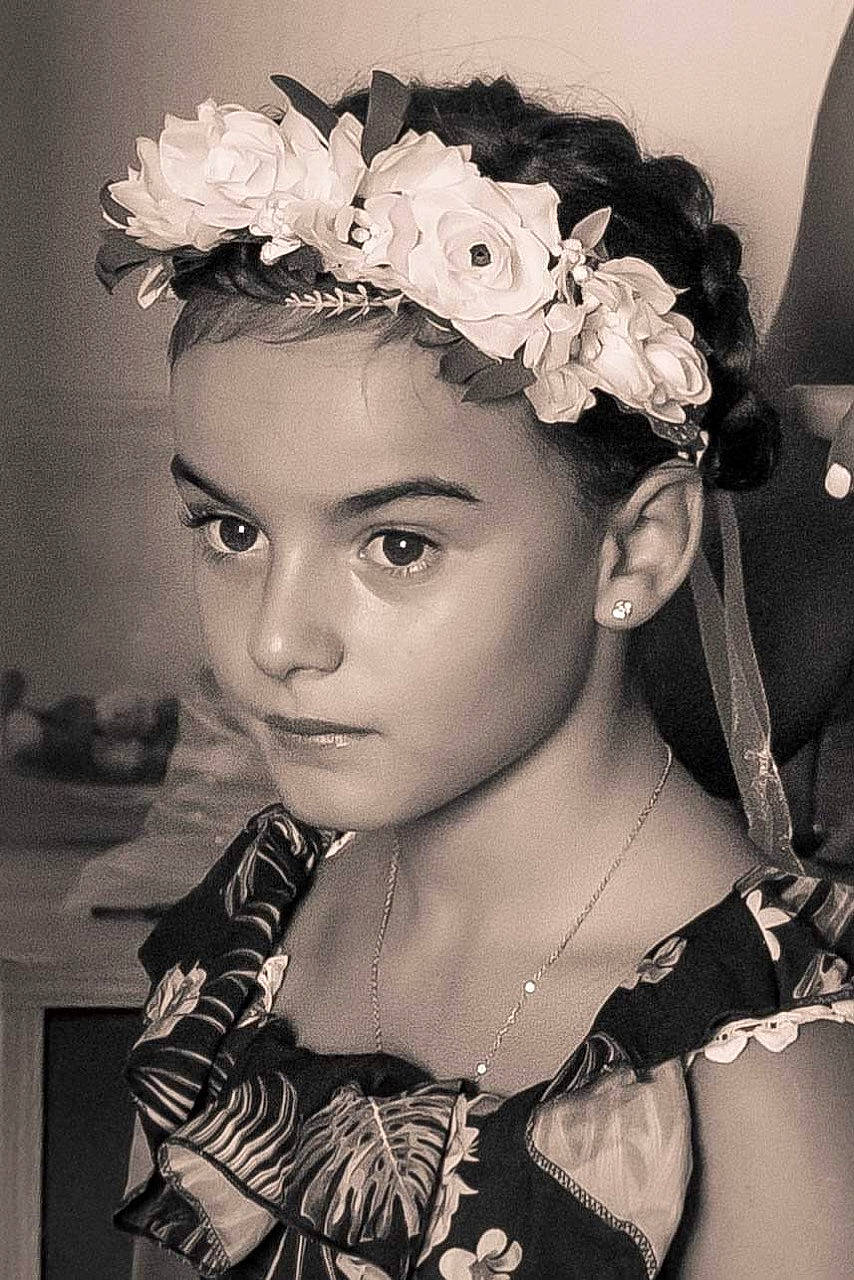 Lola a rejoint le concours — aidez-le/la à gagner de superbes lots ! beauty, black_and_white, fashion_accessory, flower, forehead, hair, hair_accessory, hairstyle, headgear, headpiece, long_hair, person, plant, retro_style, style