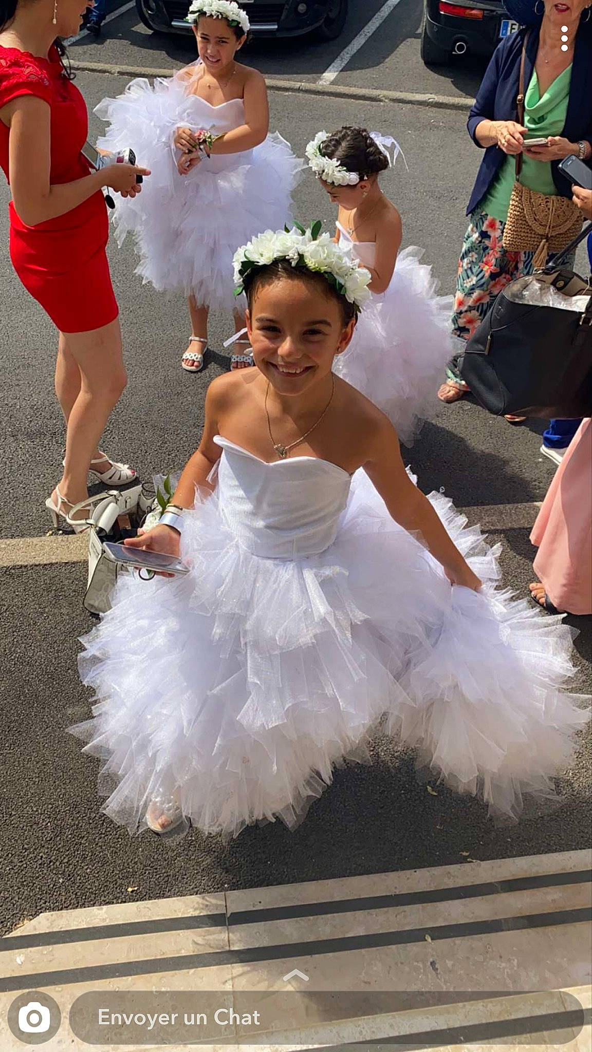 Lola participe au concours pour gagner de l'argent avec cette photo : carnival, child, costume, dance, dancer, dress, event, fun, gown, happy, headwear, joy, person, smile, under_exposed, wedding_dress