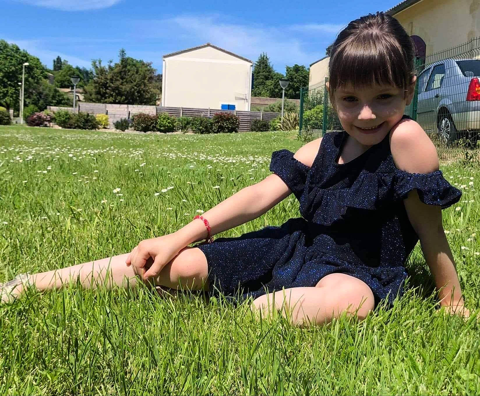 Jessica participe au concours pour gagner de l'argent avec cette photo : botany, cloud, grass, grass_family, grassland, happy, joy, knee, landscape, leaf, leisure, meadow, natural_environment, people_in_nature, person, plant, sky, summer, sunlight, thigh