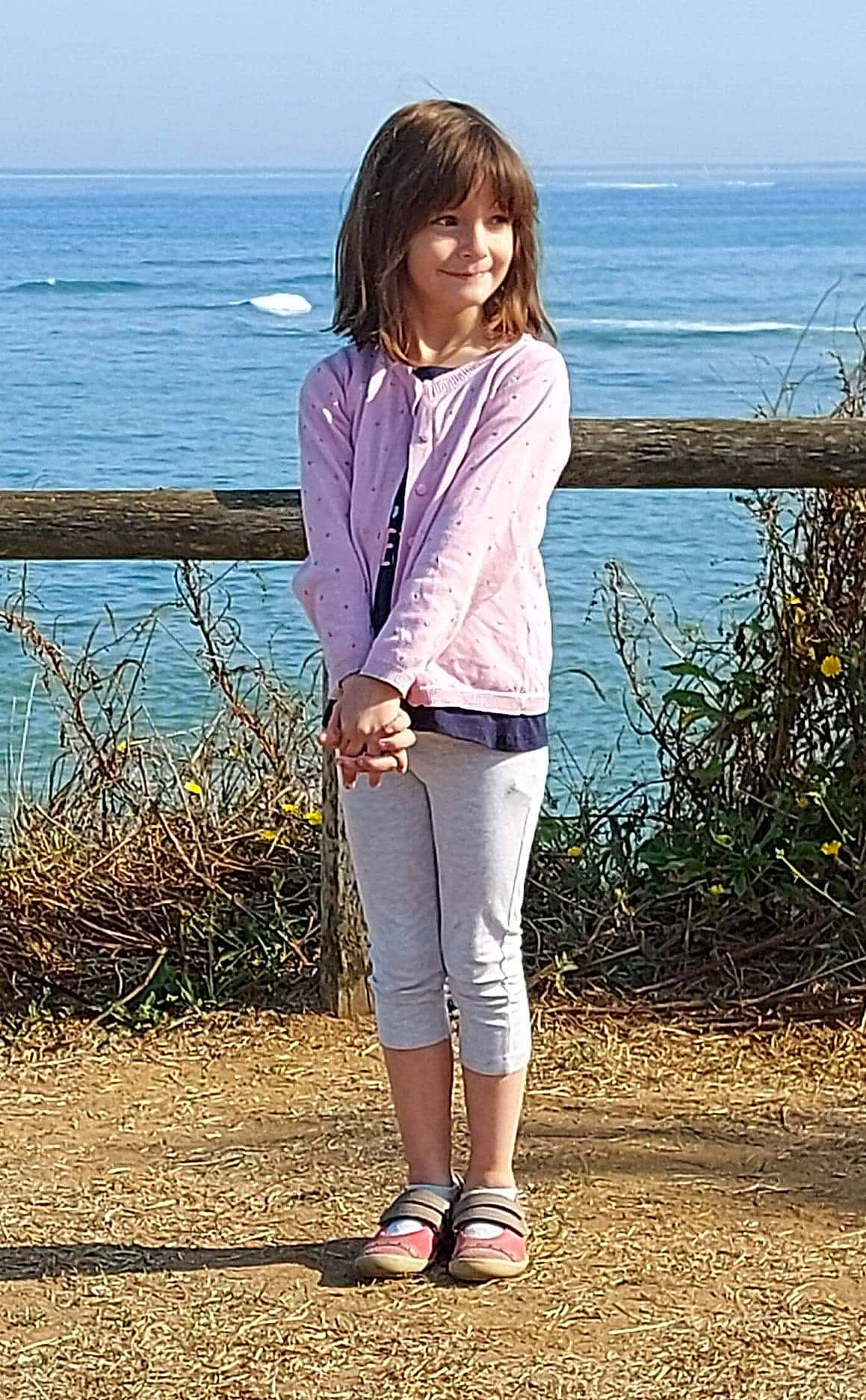 Jessica participe au concours pour gagner de l'argent avec cette photo : beach, flash_photography, grass, hairstyle, happy, human, joy, knee, lake, leg, people_in_nature, person, plant, shoulder, sky, sleeve, standing, street_fashion, thigh, travel