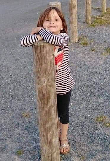 Jessica participe au concours pour gagner de l'argent avec cette photo : blond, eye, face, hair, happy, head, human_body, human_leg, joy, knee, leg, pattern, people_in_nature, person, sleeve, smile, street_fashion, thigh, tree, trunk