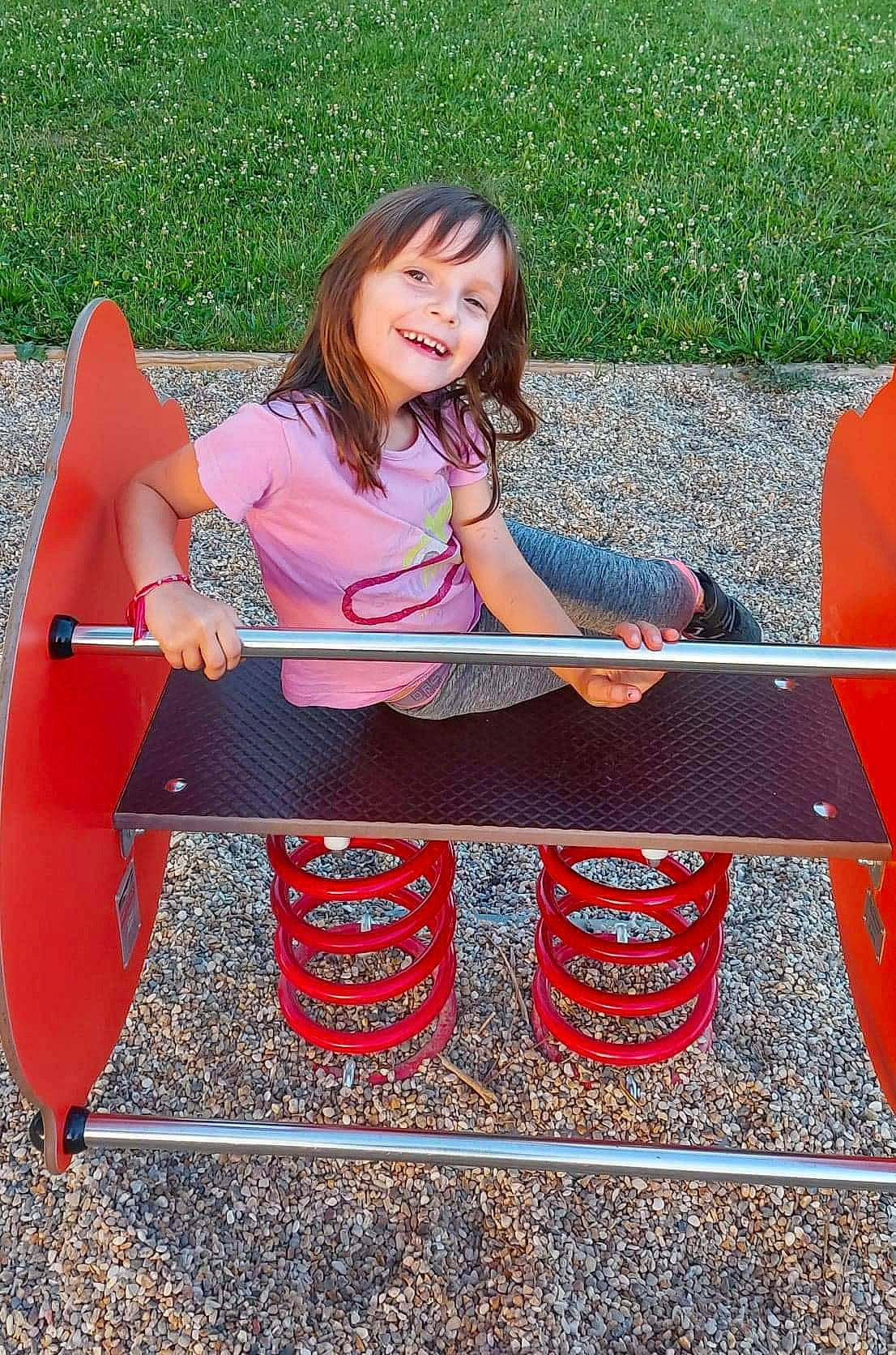 Jessica participe au concours pour gagner de l'argent avec cette photo : automotive_exterior, bumper, fun, grass, happy, joy, leisure, magenta, outdoor_furniture, pattern, people_in_nature, person, recreation, rectangle, shoe, sitting, smile, summer, surfboard, t_shirt