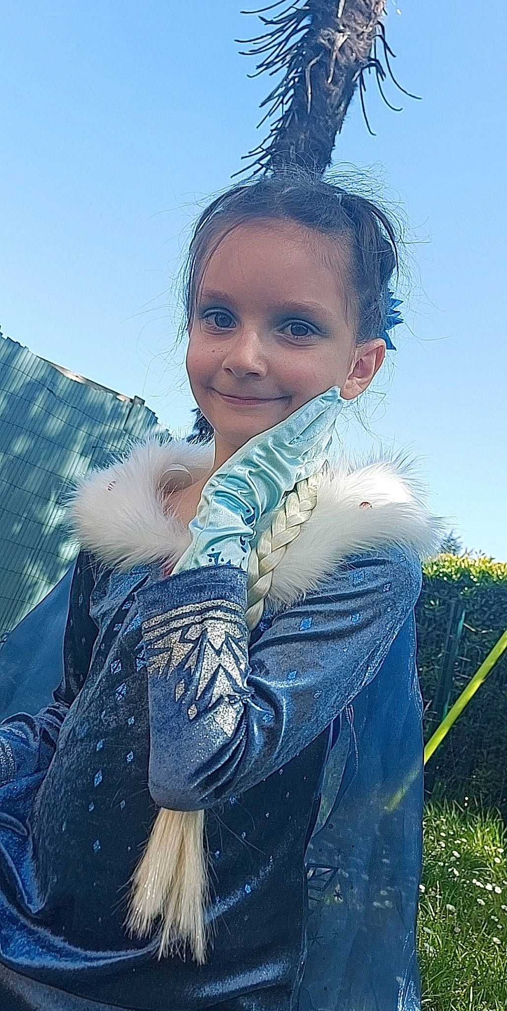Jessica a rejoint le concours — aidez-le/la à gagner de superbes lots ! azure, cool, electric_blue, feather, flash_photography, fun, gesture, glove, grass, grassland, happy, headpiece, jewellery, joy, people_in_nature, person, plant, sky, smile, stock_photography