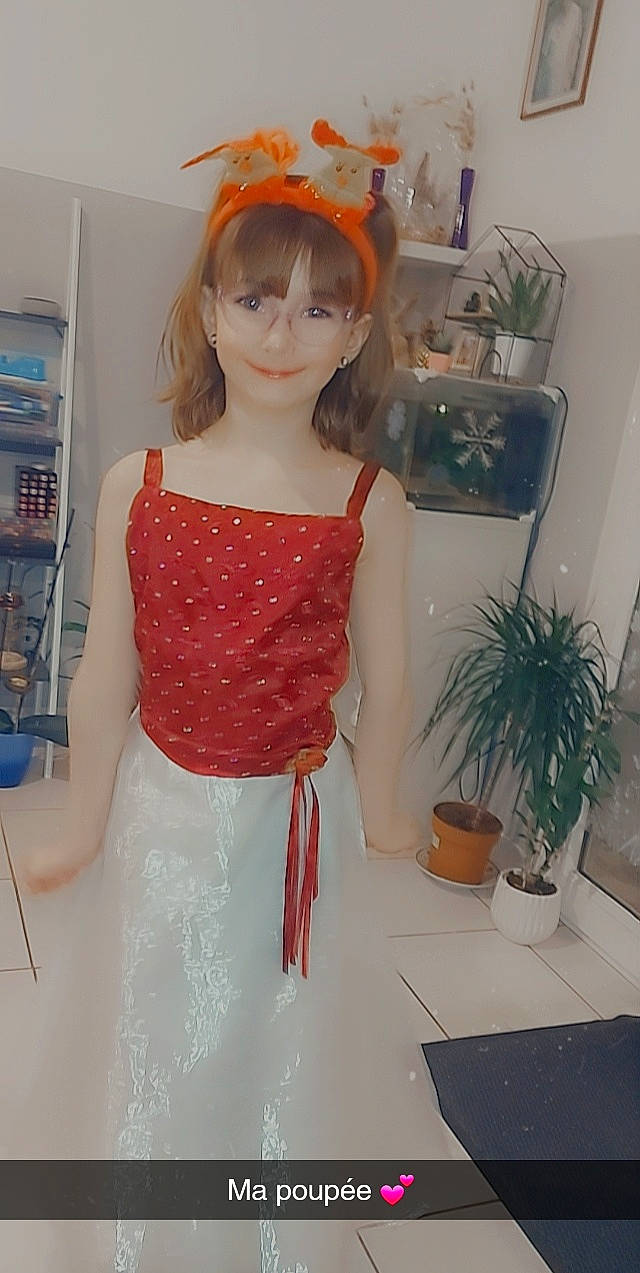 Jessica a rejoint le concours — aidez-le/la à gagner de superbes lots ! day_dress, dress, embellishment, fashion_design, flowerpot, hair, hairstyle, head, houseplant, human_body, joint, joy, neck, one_piece_garment, person, plant, shoulder, sleeve, toy, trunk