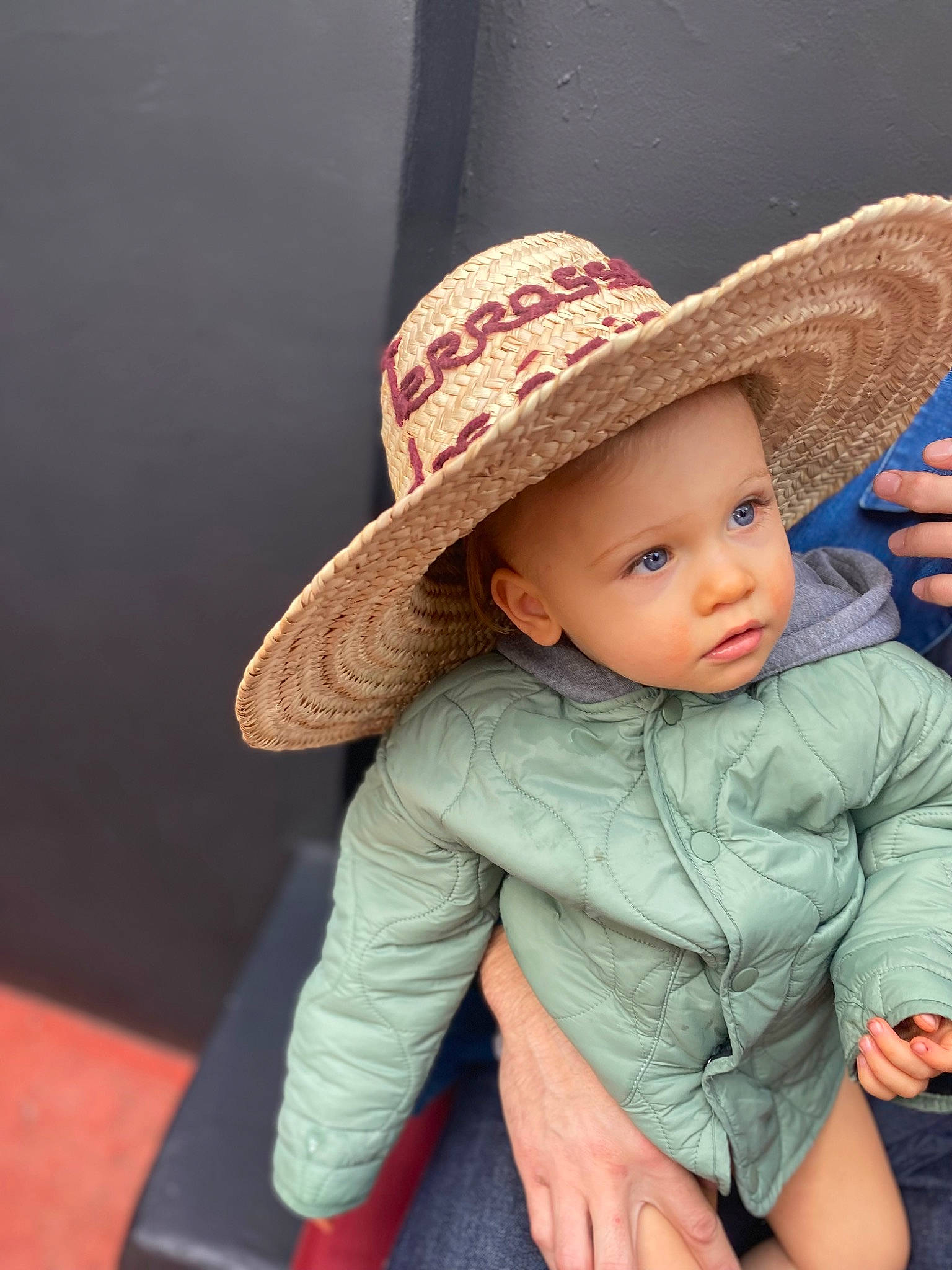 César participe au concours pour gagner de l&#x27;argent avec cette photo : baby, baby_toddler_clothing, cap, child, comfort, costume_hat, cowboy_hat, eye, fashion_accessory, flash_photography, fun, happy, hat, headwear, lip, pattern, person, sitting, skin, sleeve