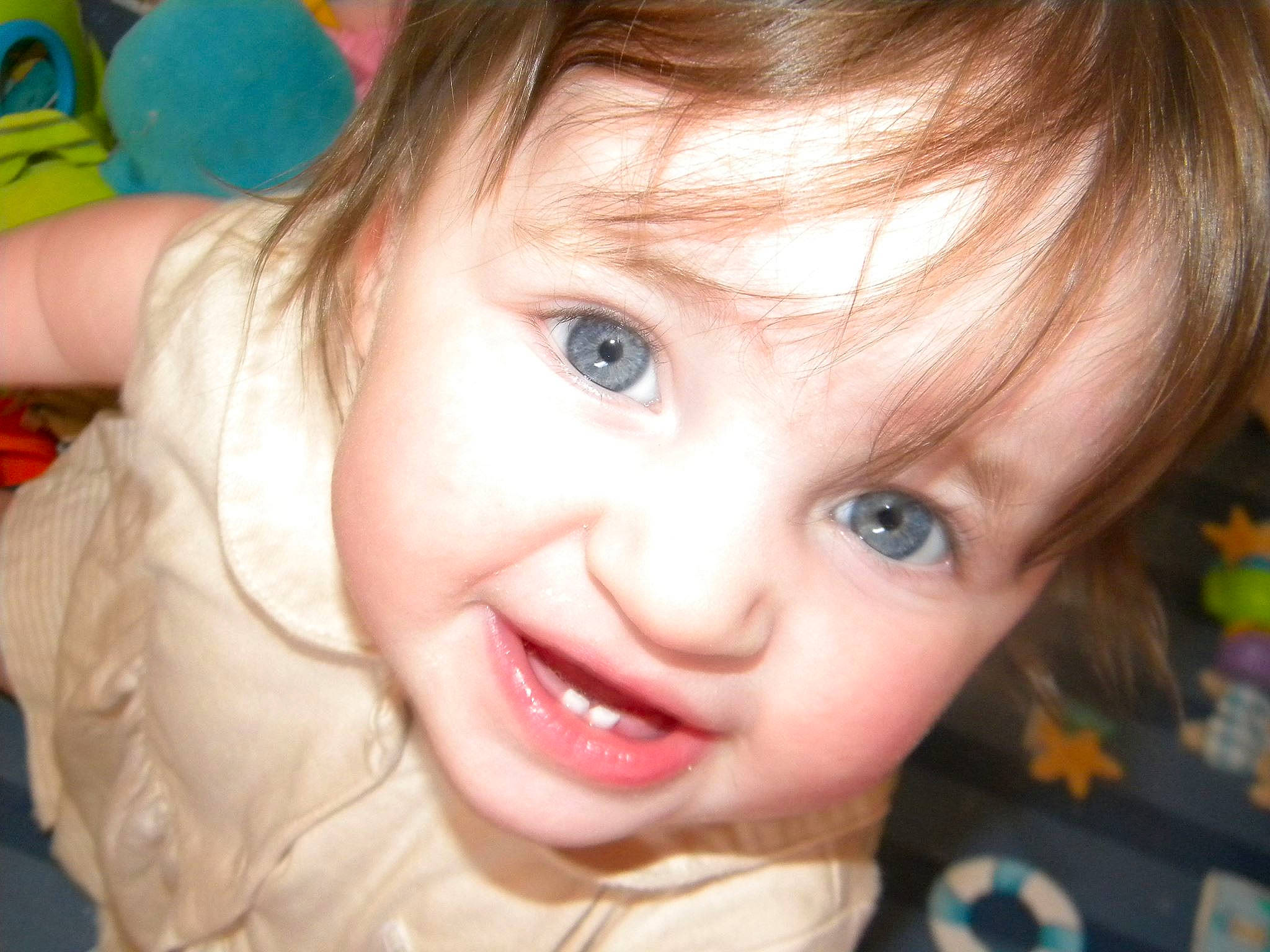 Sophie participe au concours pour gagner de l'argent avec cette photo : boy, cheek, child, chin, emotion, eye, eyebrow, face, facial_expression, hair, hairstyle, head, human_hair_color, infant, lip, nose, person, skin, smile, toddler