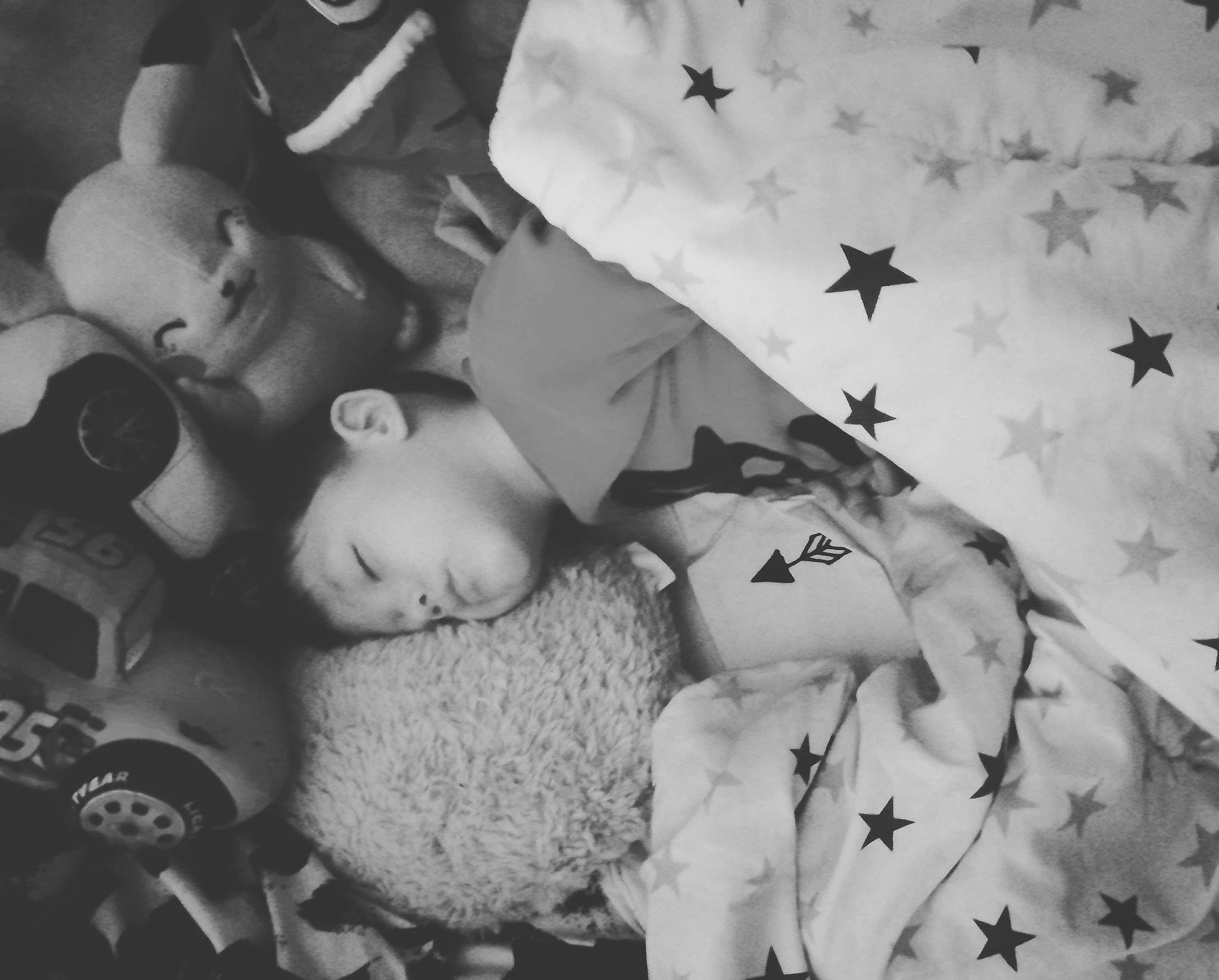 Kelohan participe au concours pour gagner de l'argent avec cette photo : baby, beauty, black_and_white, child, comfort, design, event, facial_expression, flash_photography, grey, happy, mammal, monochrome, monochrome_photography, pattern, person, room, style, textile, toddler