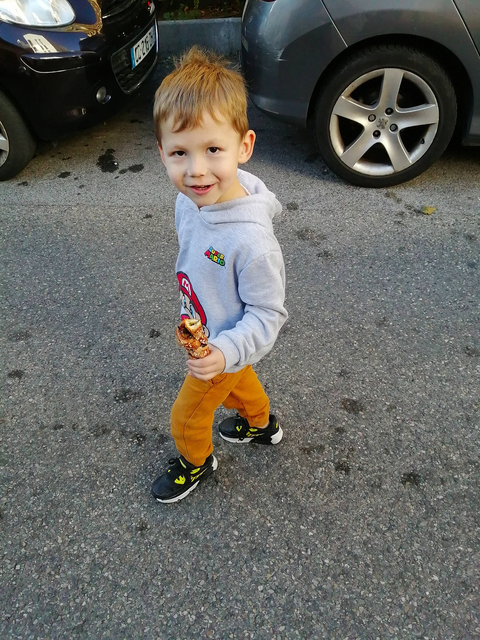 Kelohan participe au concours pour gagner de l'argent avec cette photo : alloy_wheel, asphalt, automotive_design, automotive_exterior, automotive_lighting, automotive_tire, black, car, fender, footwear, hubcap, joy, motor_vehicle, person, road_surface, smile, tire, vehicle, vehicle_door, wheel